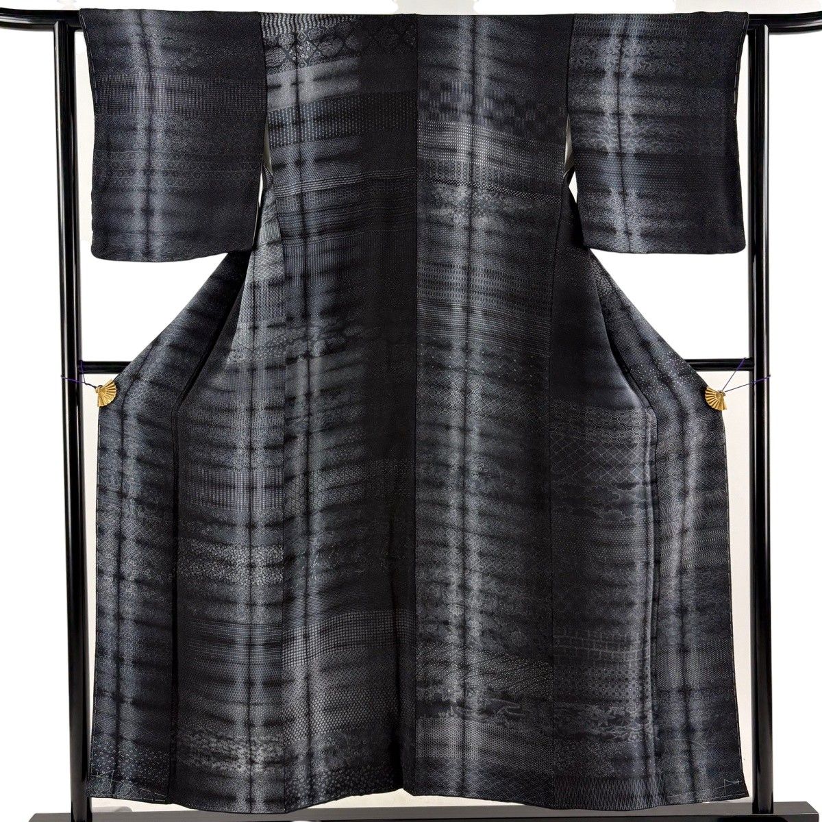【美品】 小紋 身丈150.5cm 裄丈61cm S 袷 小花 毘沙門天 ぼかし 縮緬 墨色 正絹 秀品 【中古】