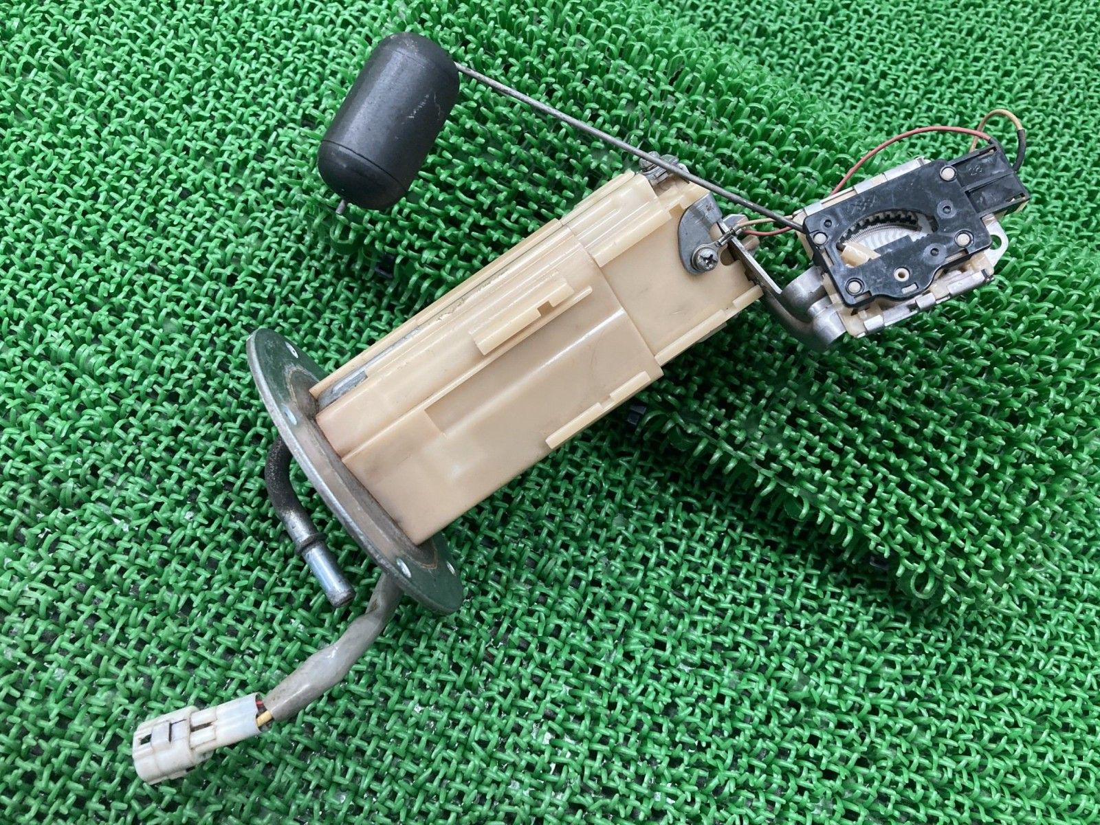 Vストローム650 フューエルポンプ 15100-11J00 スズキ 純正 中古 VP56A ジャンク Jk Vストローム650 フューエルポンプ 15100-11J00 スズキ 純正 中古 VP56A