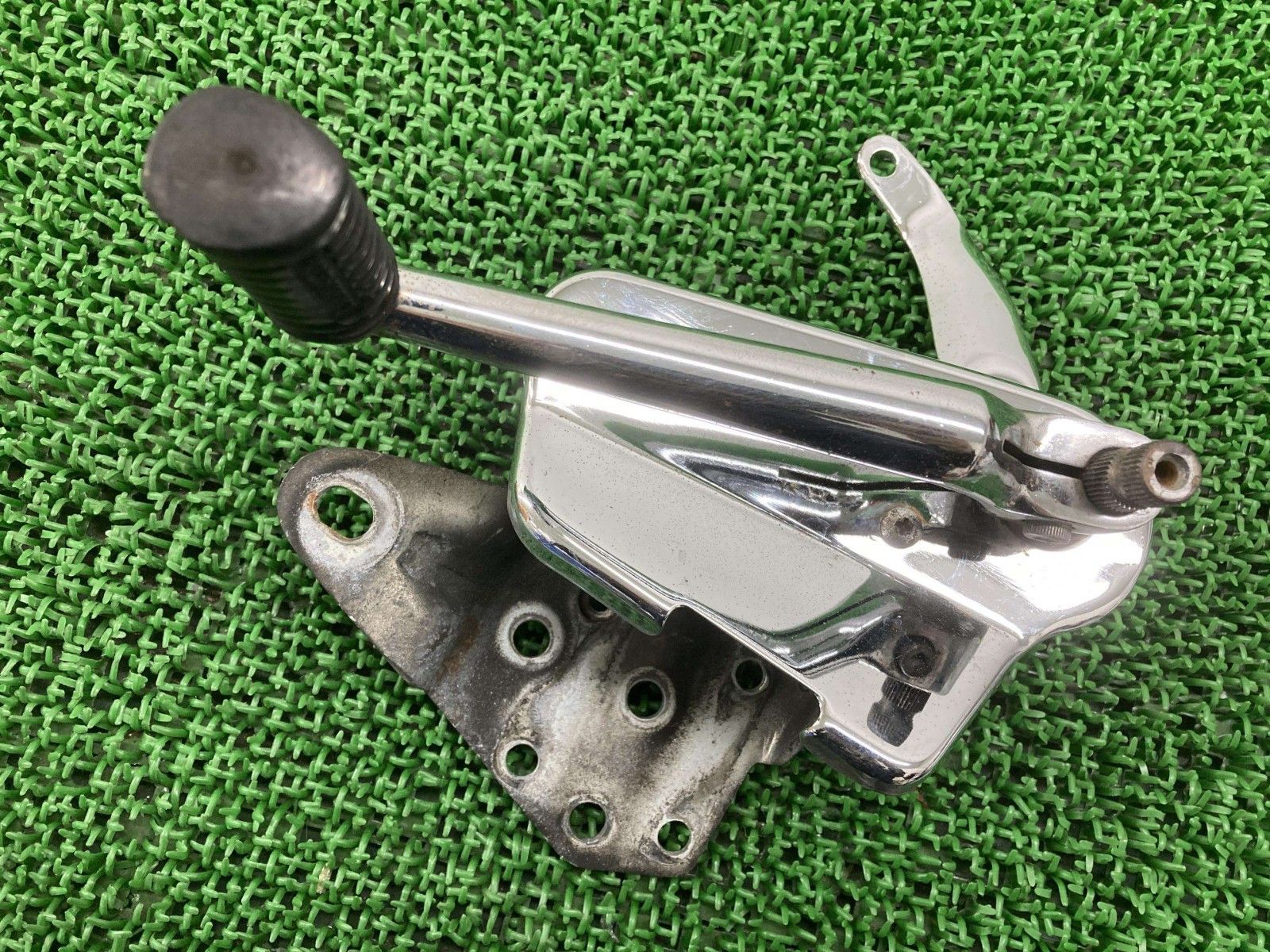 FLSTC ステップ 左 ハーレー 純正 中古 ソフテイル 87-99年 シフトペダル ホルダー gC FLSTC ステップ 左 ハーレー 純正 中古 ソフテイル 87-99年 シフト