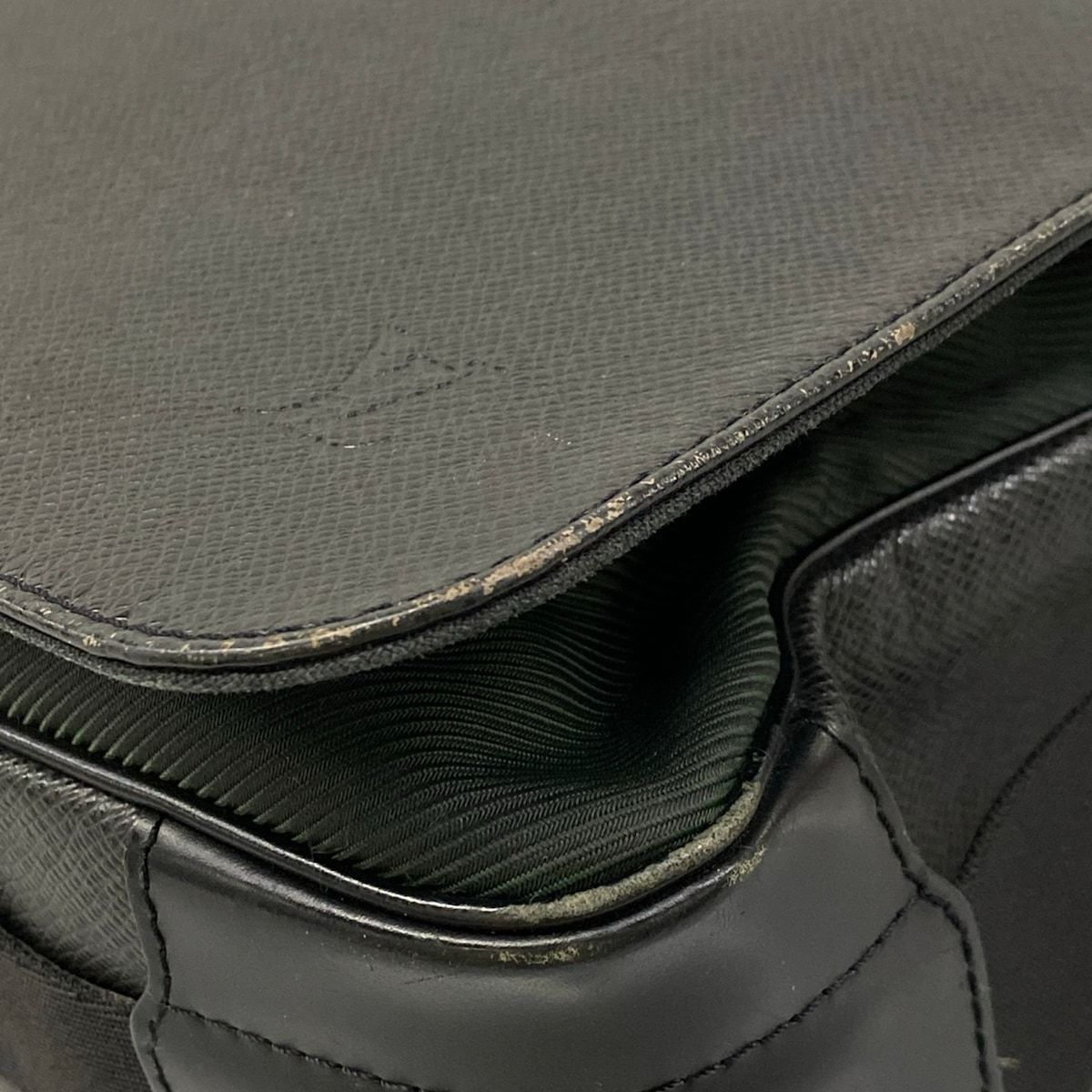 LOUIS VUITTON(ルイヴィトン) ショルダーバッグ タイガ ヴィクトール