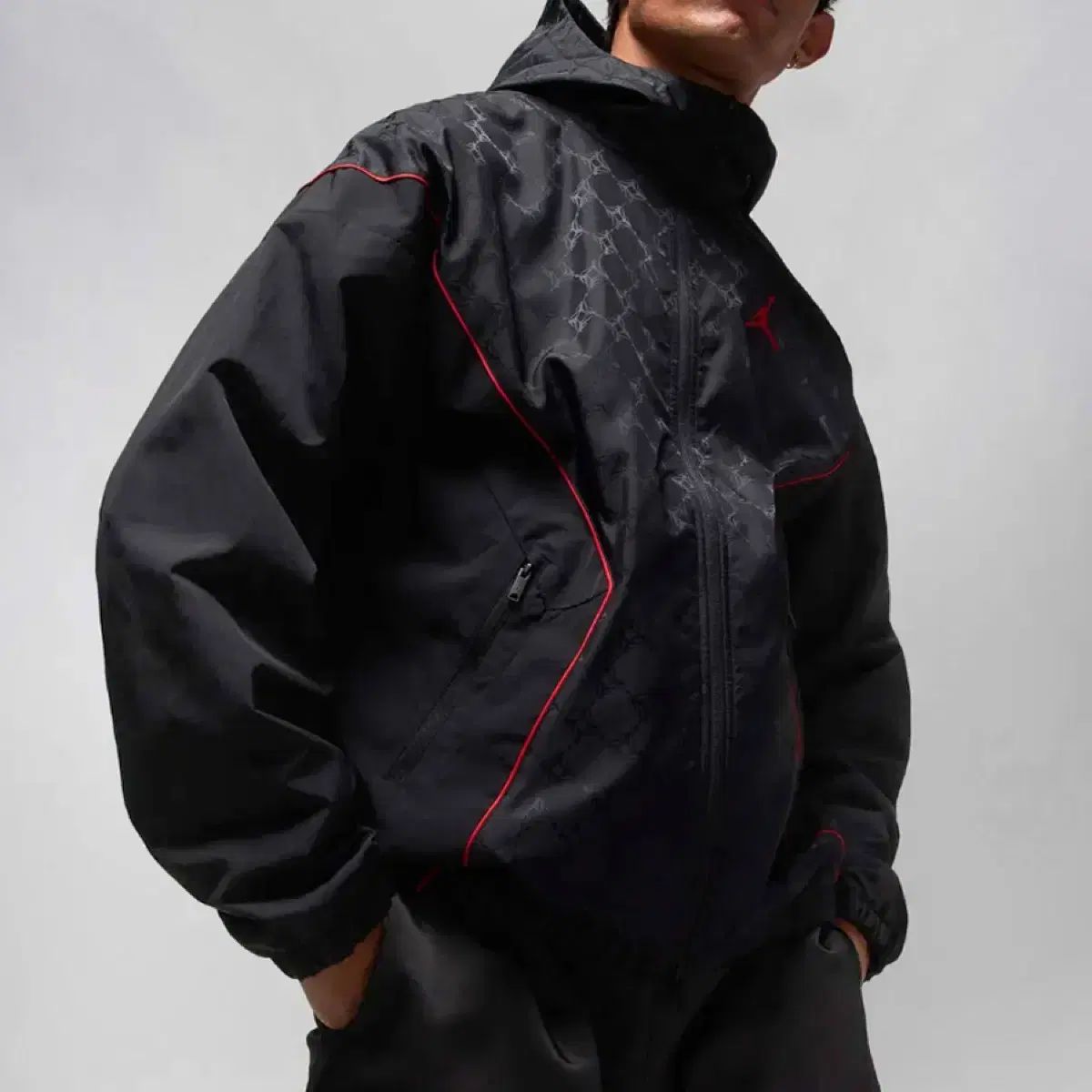 (新品) NIKE ジョーダン ブルックリン WHO フード ジャケット パータン ブラック/ジム レッド