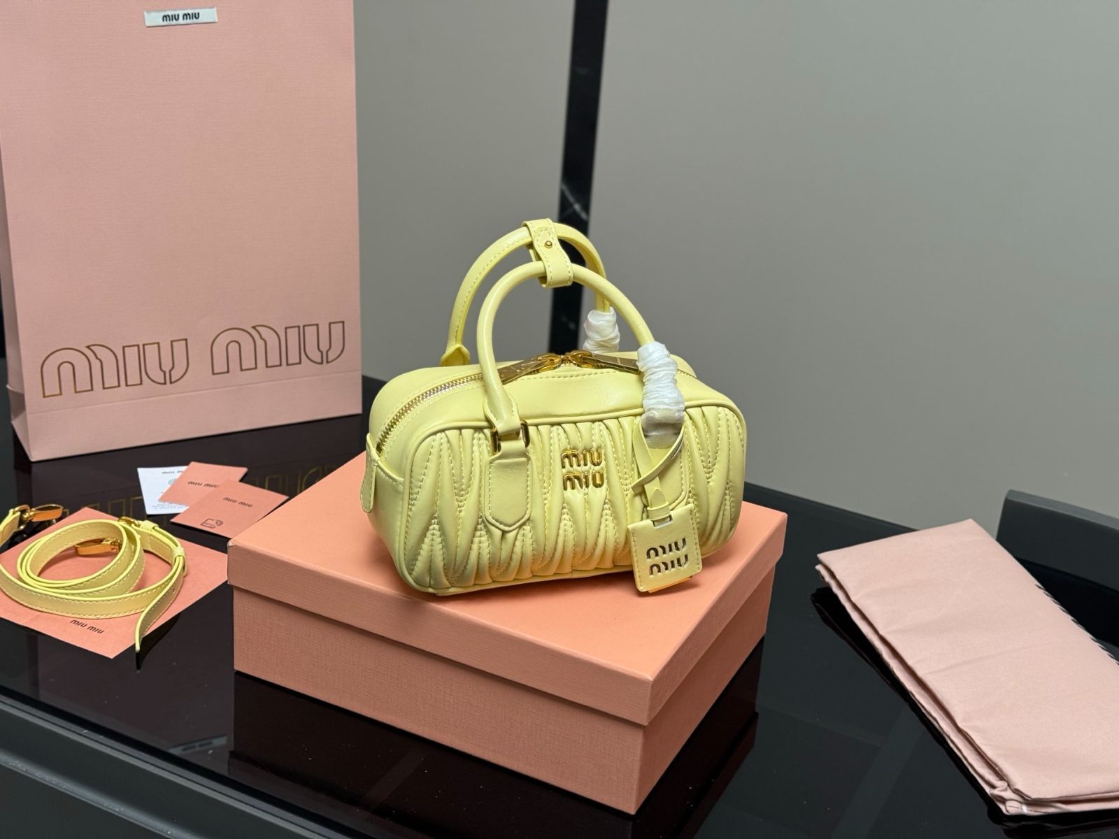 箱付きMIU MIU ミュウミュウボウリングバッグ ハンドバッグ シンプル 
