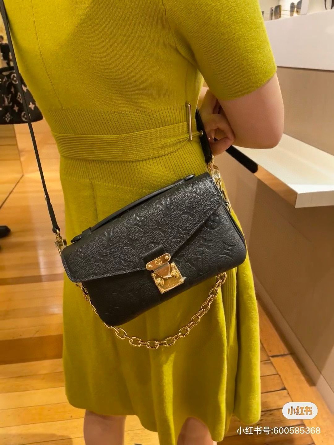 【今日特価】LV 黒色真皮ミニポストバッグ 送料無料!在庫限定価格 【今日特価】LV 黒色真皮ミニポストバッグ 送料無料!在庫限定価格