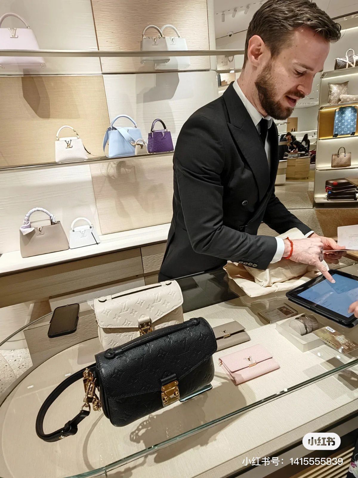 【今日特価】LV 黒色真皮ミニポストバッグ 送料無料!在庫限定価格 【今日特価】LV 黒色真皮ミニポストバッグ 送料無料!在庫限定価格