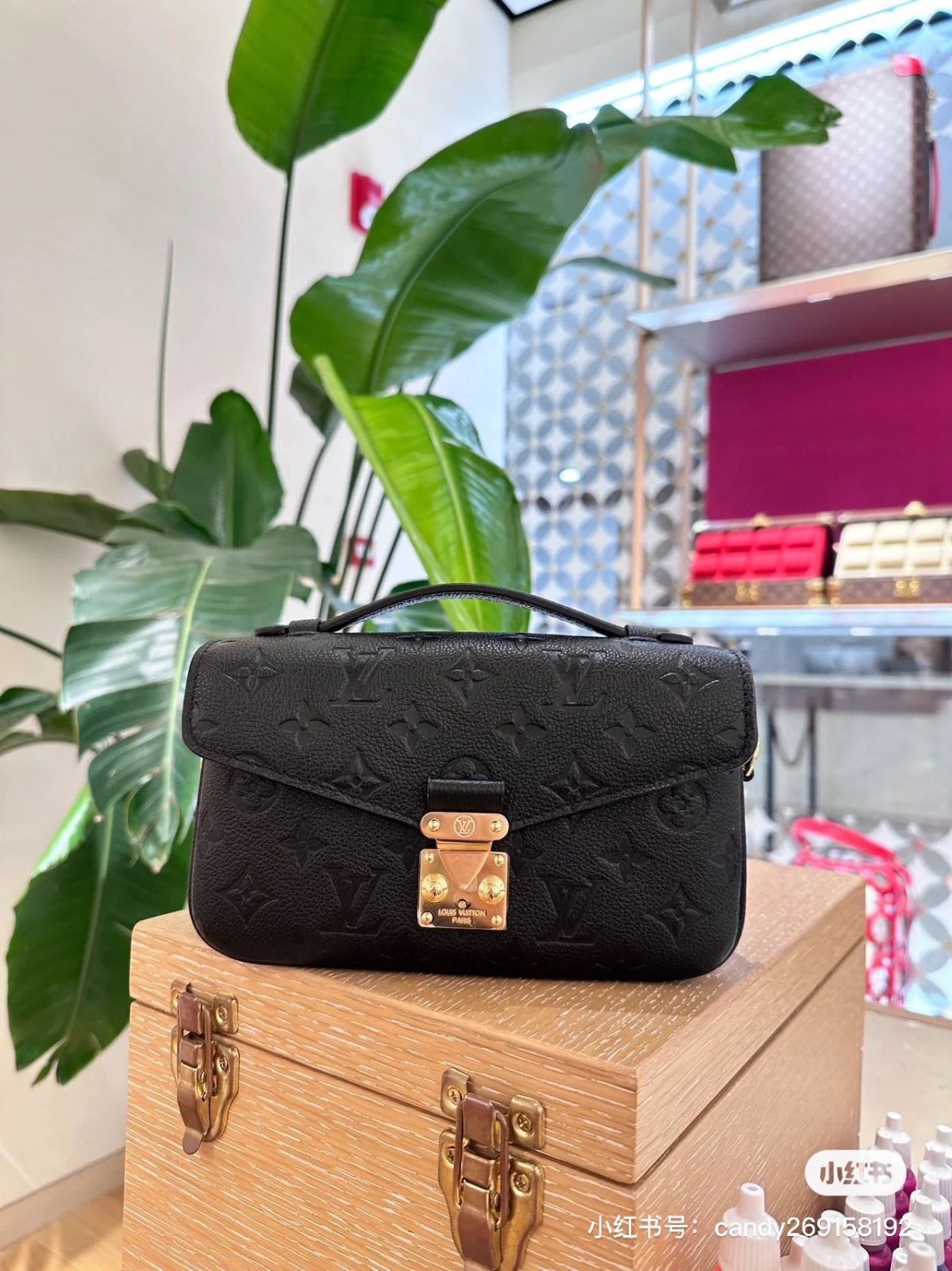 【今日特価】LV 黒色真皮ミニポストバッグ 送料無料!在庫限定価格 【今日特価】LV 黒色真皮ミニポストバッグ 送料無料!在庫限定価格