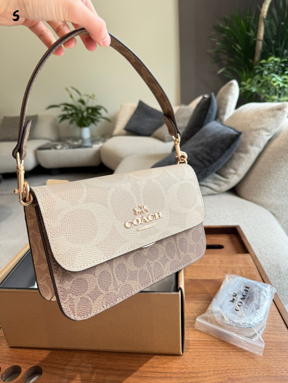 【今日特価】COACH Brynn コーチ ブリン アームバッグ 送料無料!四季兼用の定番デザイン 【今日特価】COACH Brynn コーチ ブリン アームバッグ 送料無料!四季兼用の定番デザイン