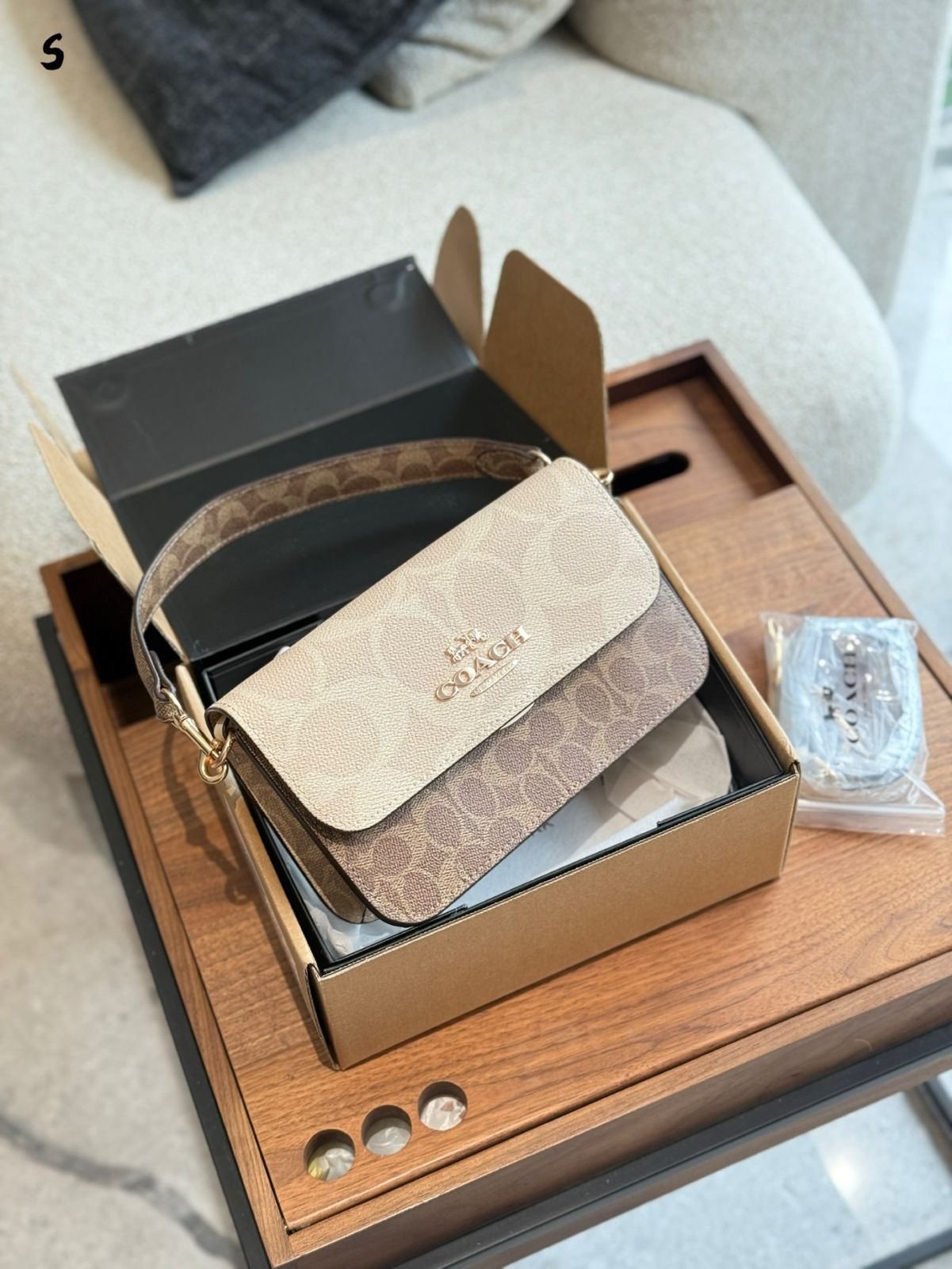 【今日特価】COACH Brynn コーチ ブリン アームバッグ 送料無料!四季兼用の定番デザイン 【今日特価】COACH Brynn コーチ ブリン アームバッグ 送料無料!四季兼用の定番デザイン