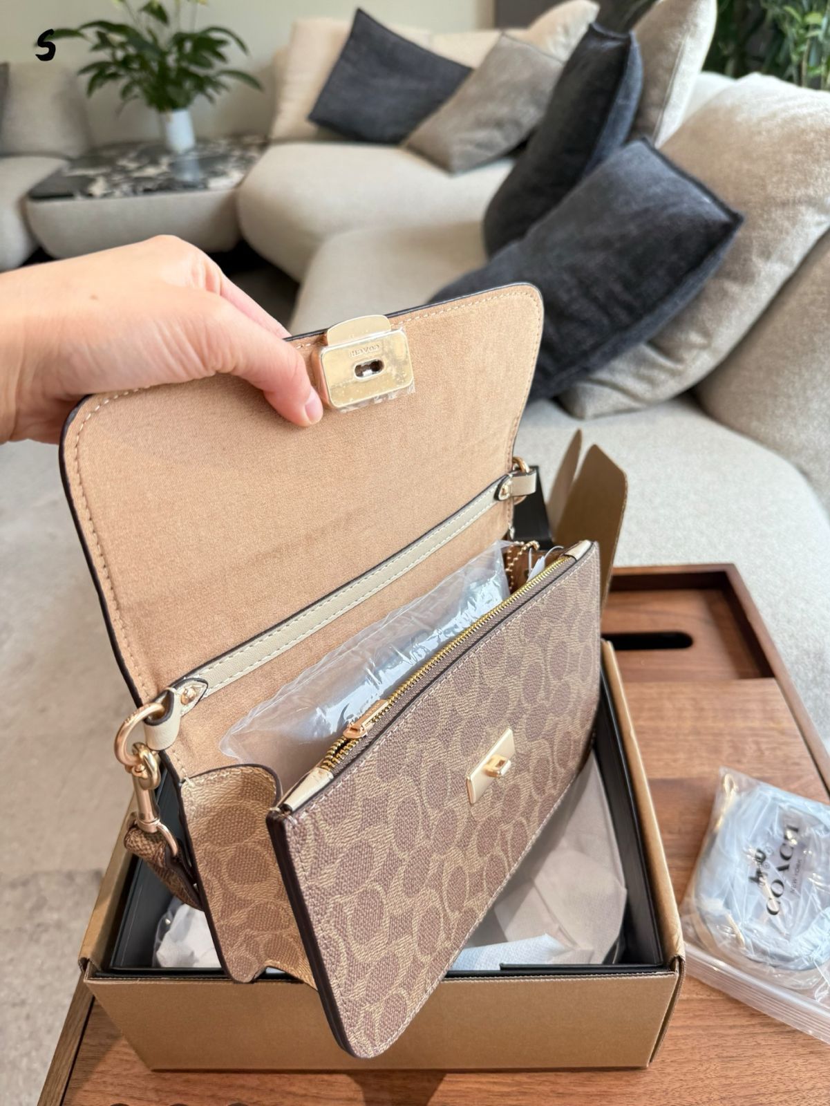 【今日特価】COACH Brynn コーチ ブリン アームバッグ 送料無料!四季兼用の定番デザイン 【今日特価】COACH Brynn コーチ ブリン アームバッグ 送料無料!四季兼用の定番デザイン