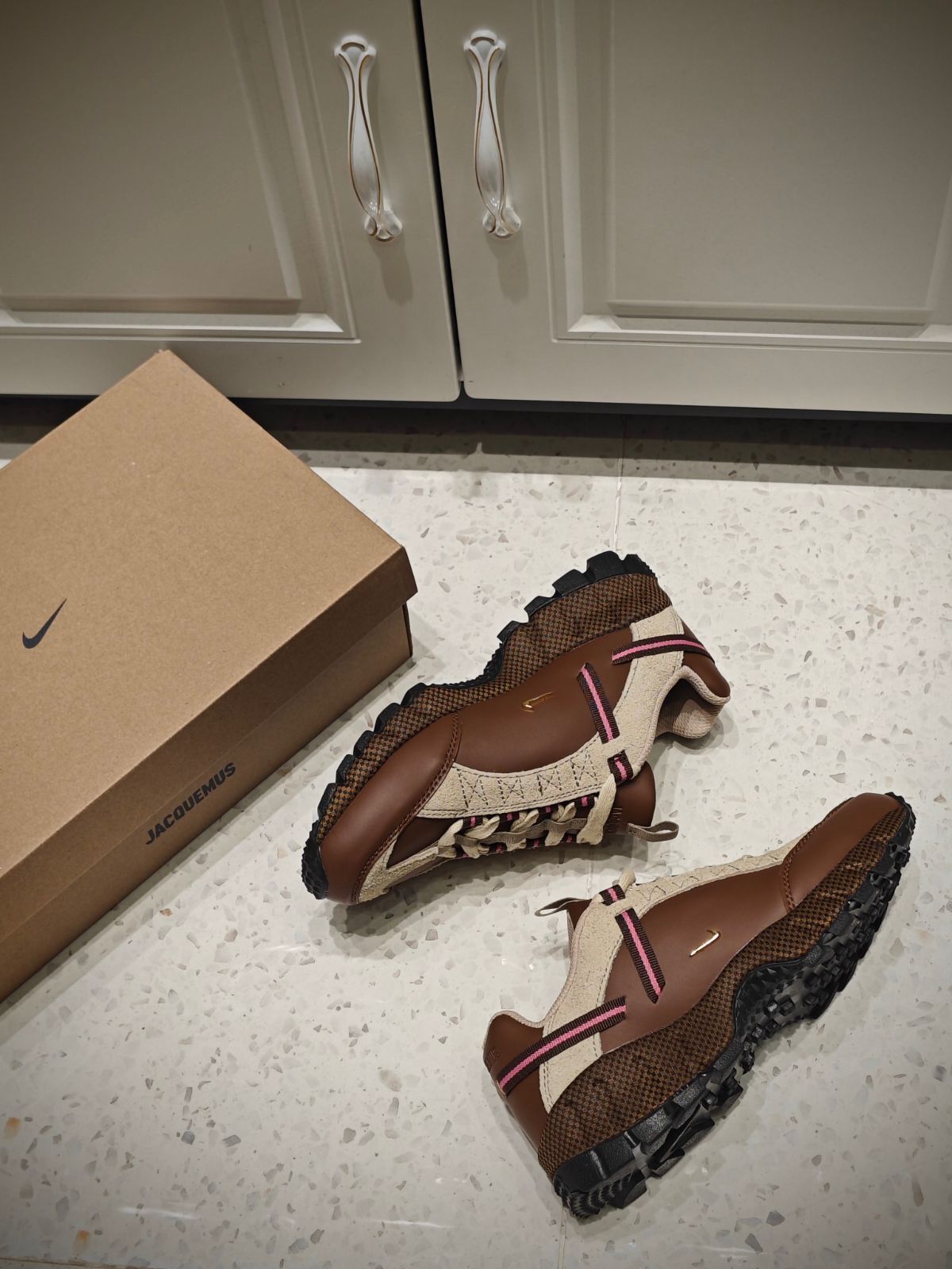 JACQUEMUS × Nike Air Humara LX - メルカリ