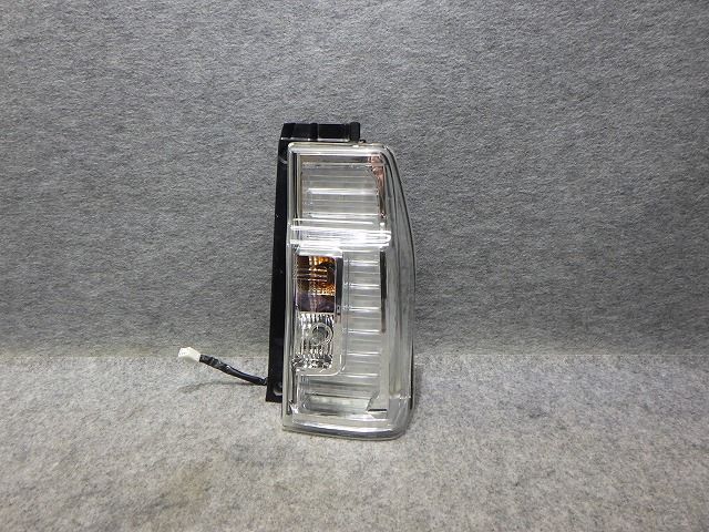 タントカスタム　右テール　LA600S　LA610S　20516　前期　81550-B2582　LED玉切れ無し　260512025