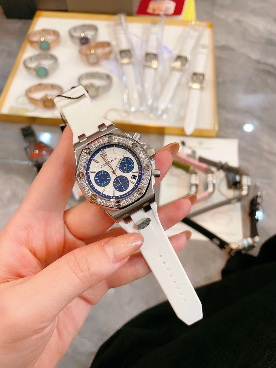AP オーデマ ピゲ Audemars Piguet ロイヤルオーク レディース【ダイヤモンドベゼル＆食品級ゴムバンド】37mm 日本製クォーツ搭載｜本日限定特価｜新品未使用