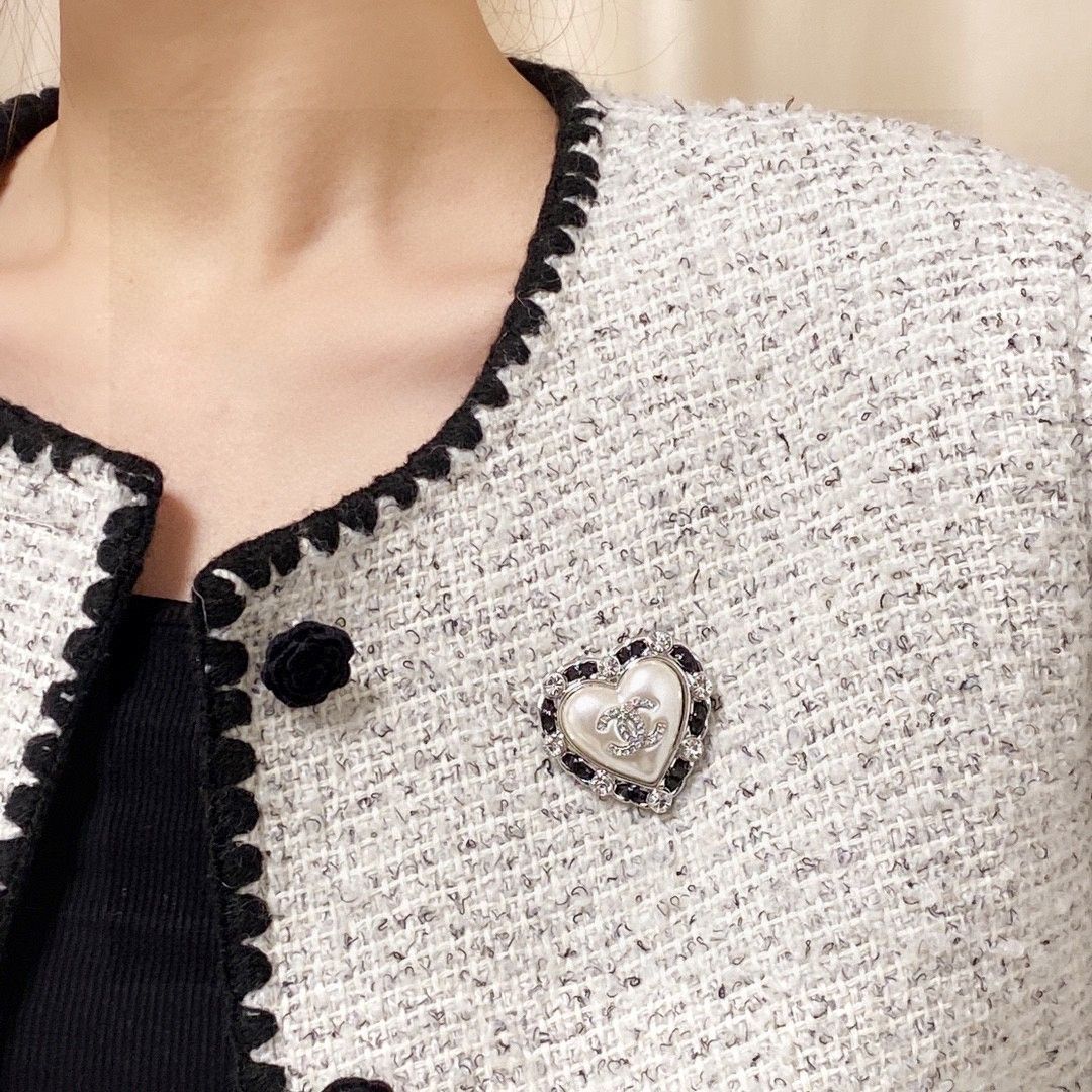【今日特価】Chanel シャネル 新入荷 シルバー & ブラックレザー ハート型 ブローチ