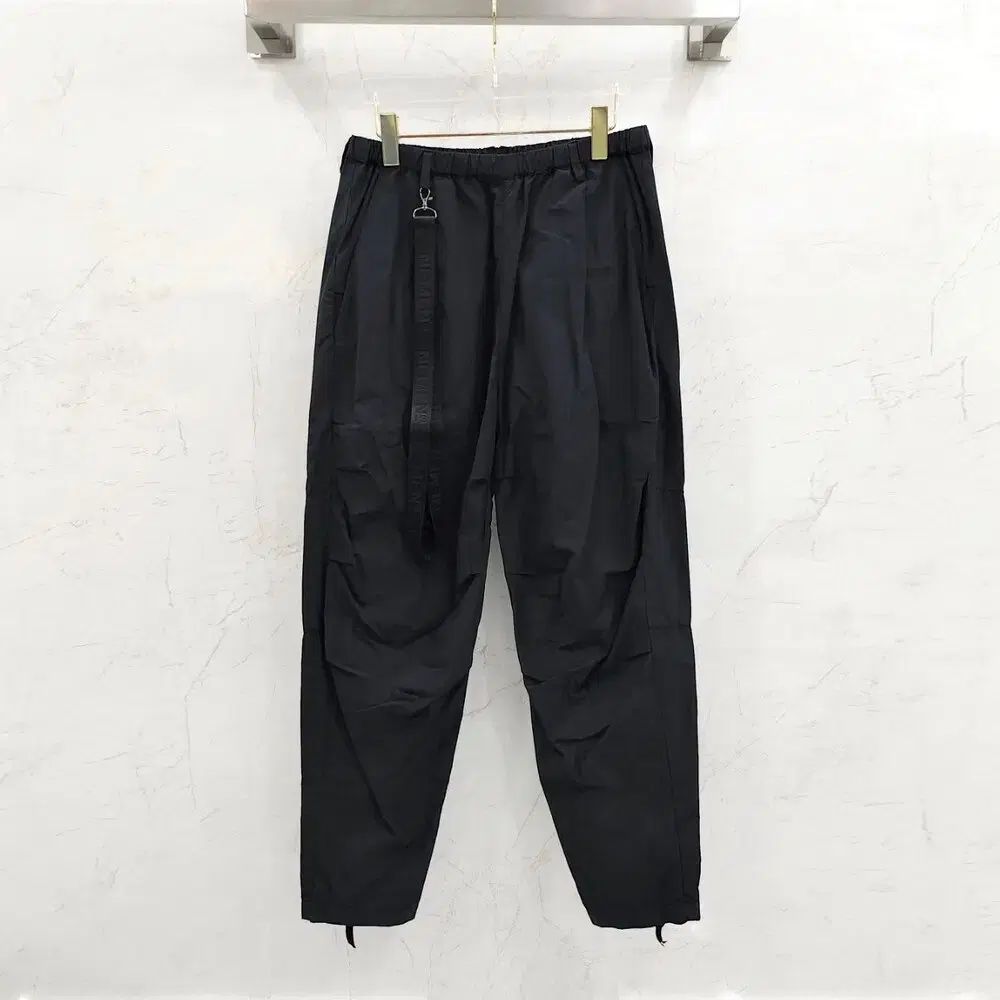 M / ネメン ネイビー ロゴ ストラップ ナイロン ジッパー カーゴ パンツ 11,940円