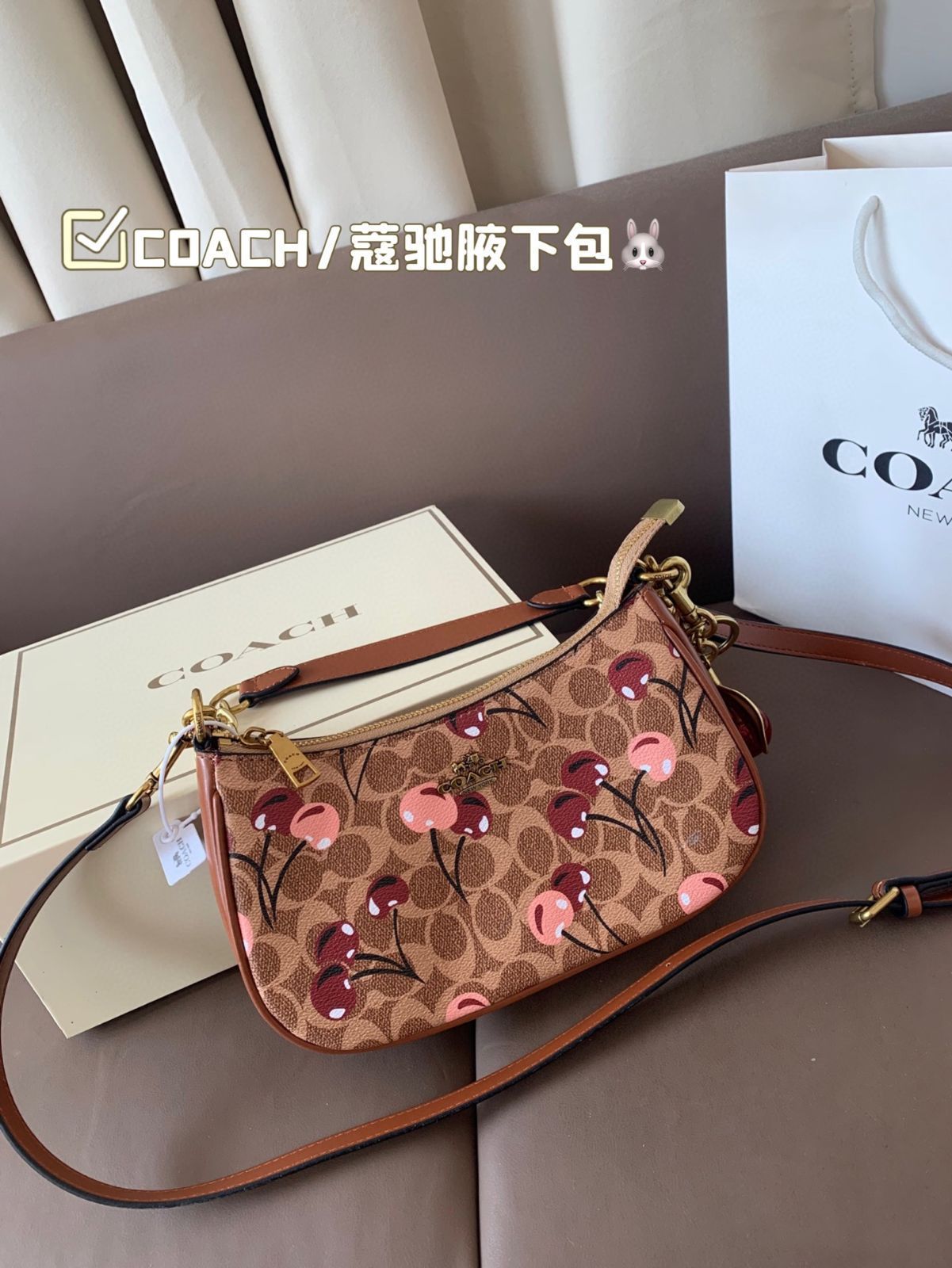 COACH コーチ アンダーアーバッグ（ハングル付き、折りたたみボックス付き）