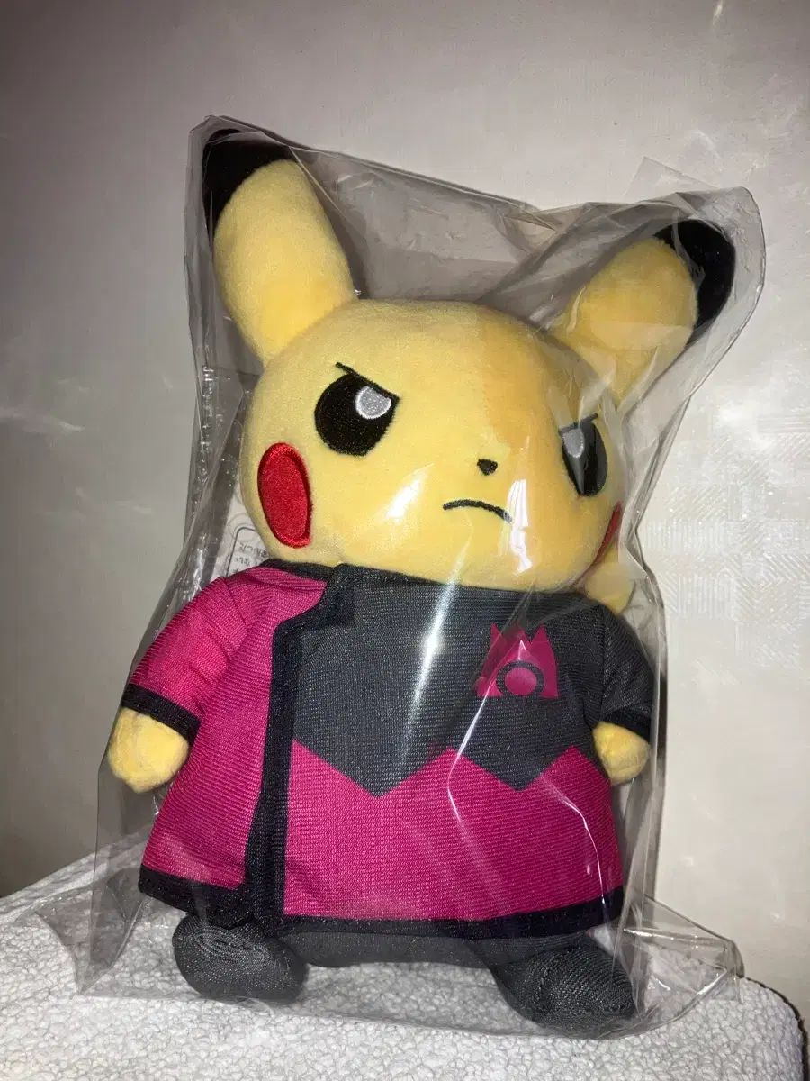 ボスPLAYチーム麻マグマピカチュウぬいぐるみ