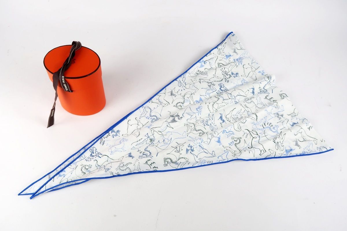 【新品同様・未使用】HERMES エルメス トライアングル スカーフ シルク100％ 専用箱付き小物【QD53】