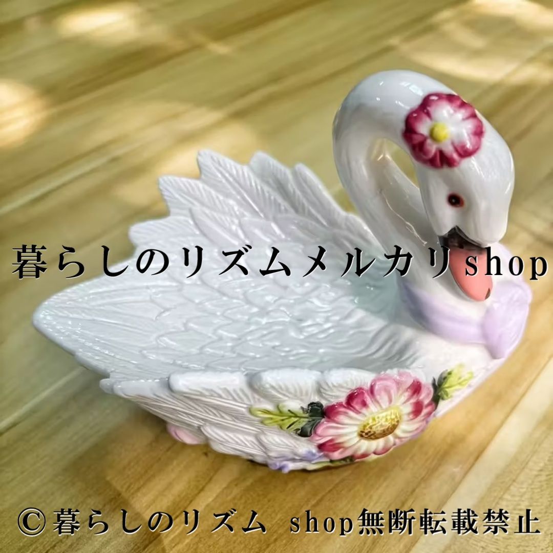 スワン ソープディッシュ 白鳥 石鹸置き セラミック風 小物トレイ アンティーク調 バスルーム 洗面所 インテリア 雑貨 エレガント ロココ調 アクセサリートレイ ジュエリートレイ 石けん台 かわいい おしゃれ ディスプレイ 花柄 ホワイトクラシカル 陶器風