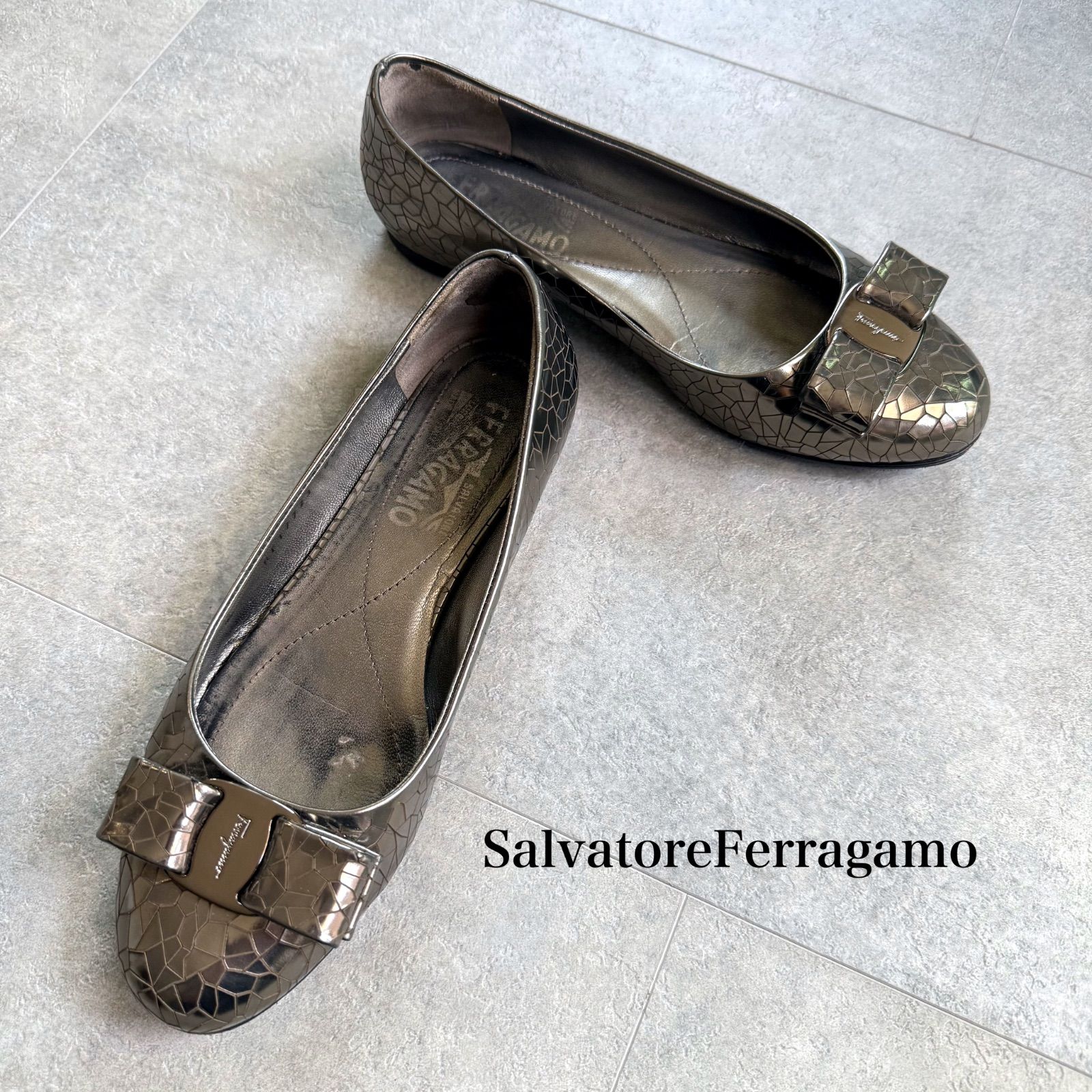 SalvatoreFerragamo サルヴァトーレフェラガモ ヴァラリボンパンプス フラットシューズ ミラー メタル シルバー 5C レディースシューズ 22.5cm