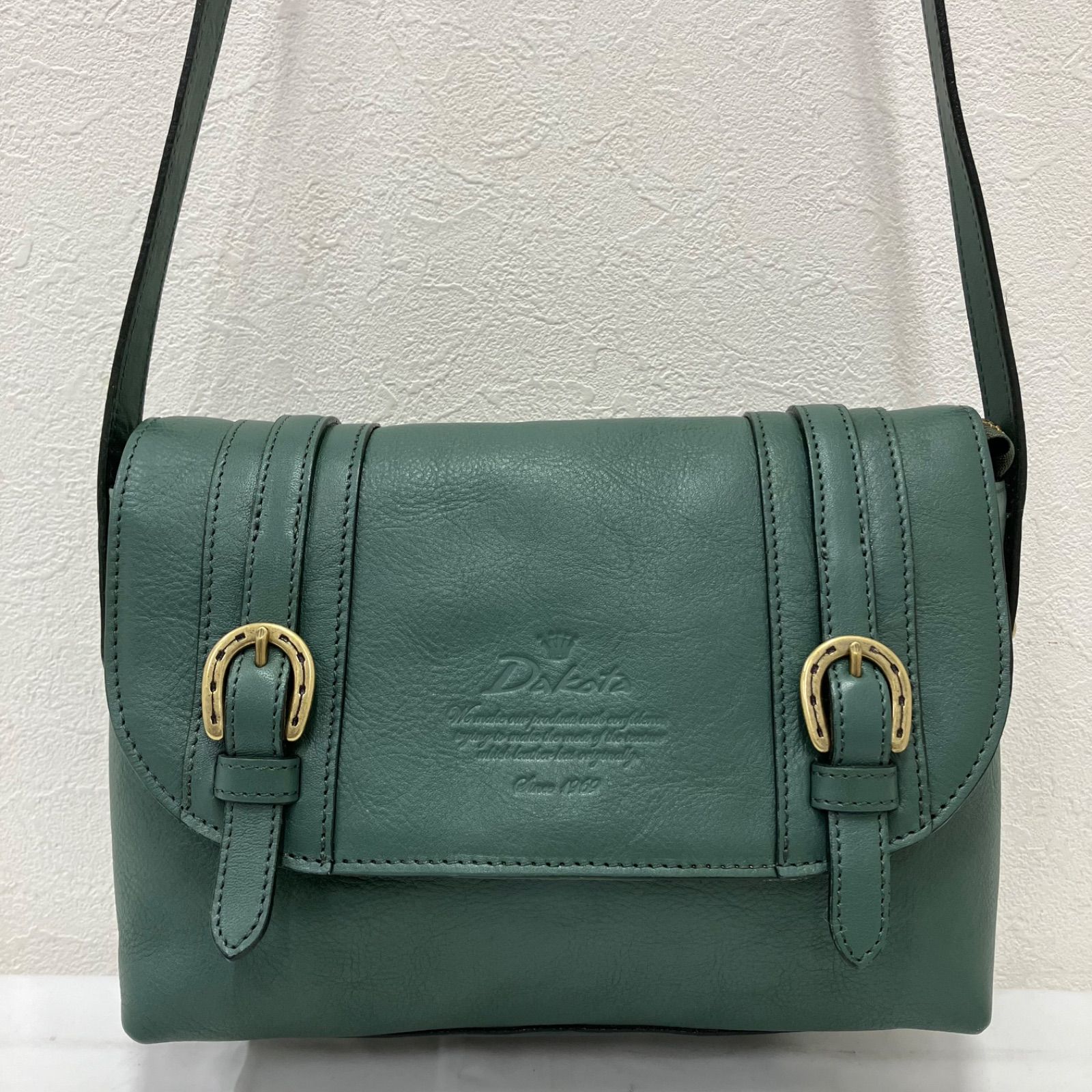 3388　Dakota　ダコタ　ショルダーバッグ　 斜めがけ　グリーン系　緑　レザー　 ロゴ　フラップ　CUBE　キューブシリーズ　 レディース