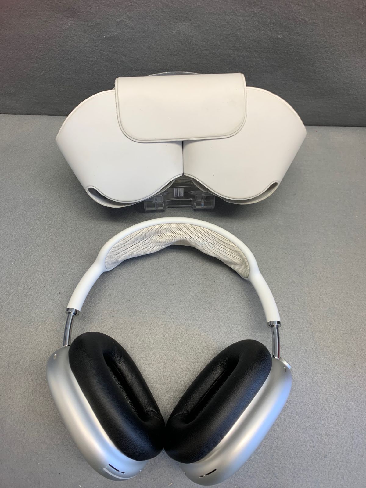 美品　Apple AirPods Max ブルートゥースヘッドホン シルバー色