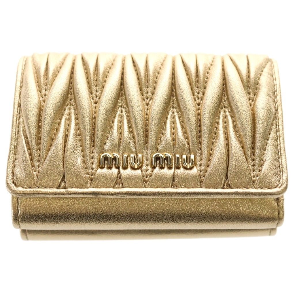 miumiu (ミュウミュウ) マテラッセ メタリックレザー ロゴプレート コンパクトウォレット 三つ折り財布 ゴールド 5ME005