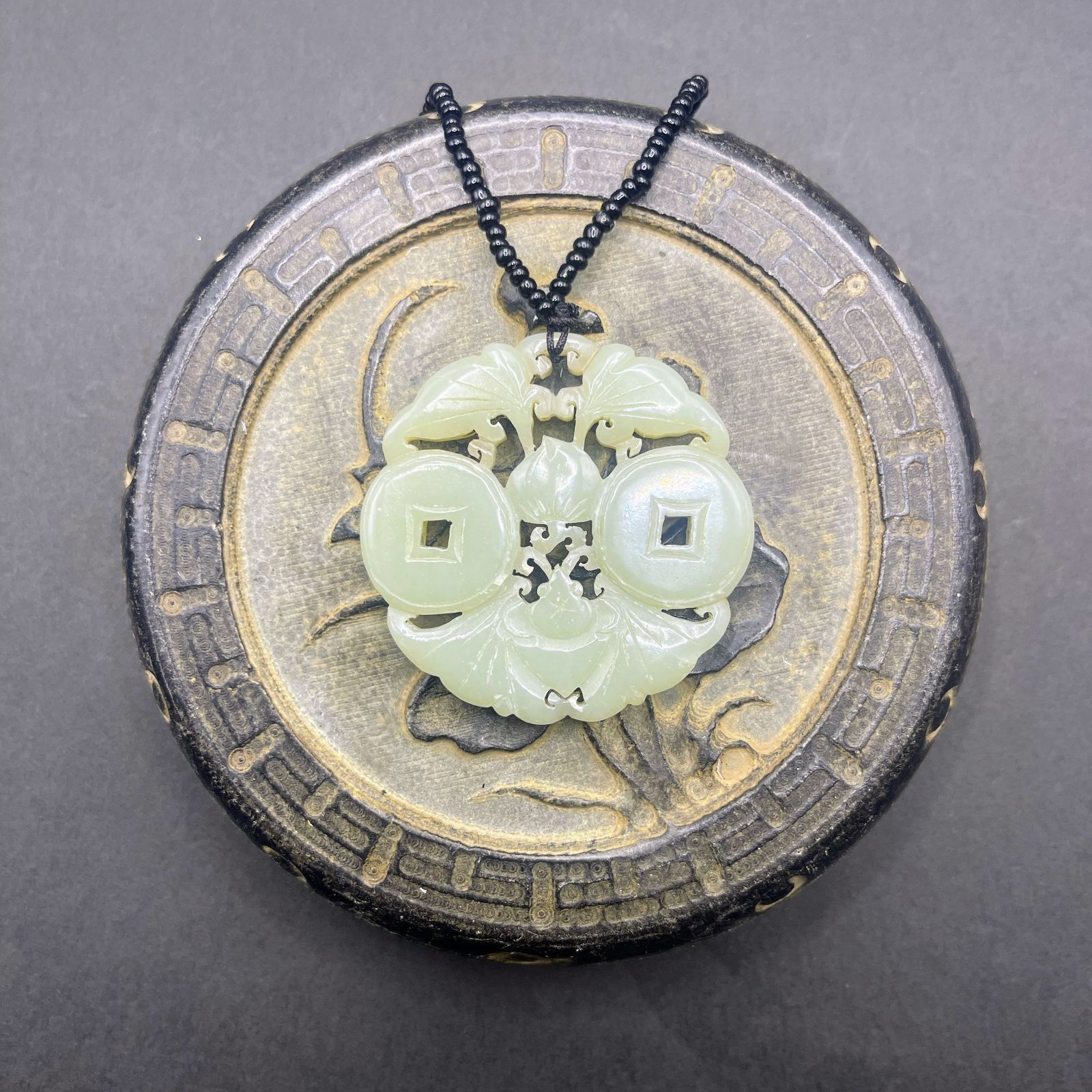 手彫り骨董品 翡翠軟玉 「福在眼前」（幸運がすぐそばに）鑑別書付き 手彫り骨董品 翡翠軟玉 「福在眼前」（幸運がすぐそばに）鑑別書付き
