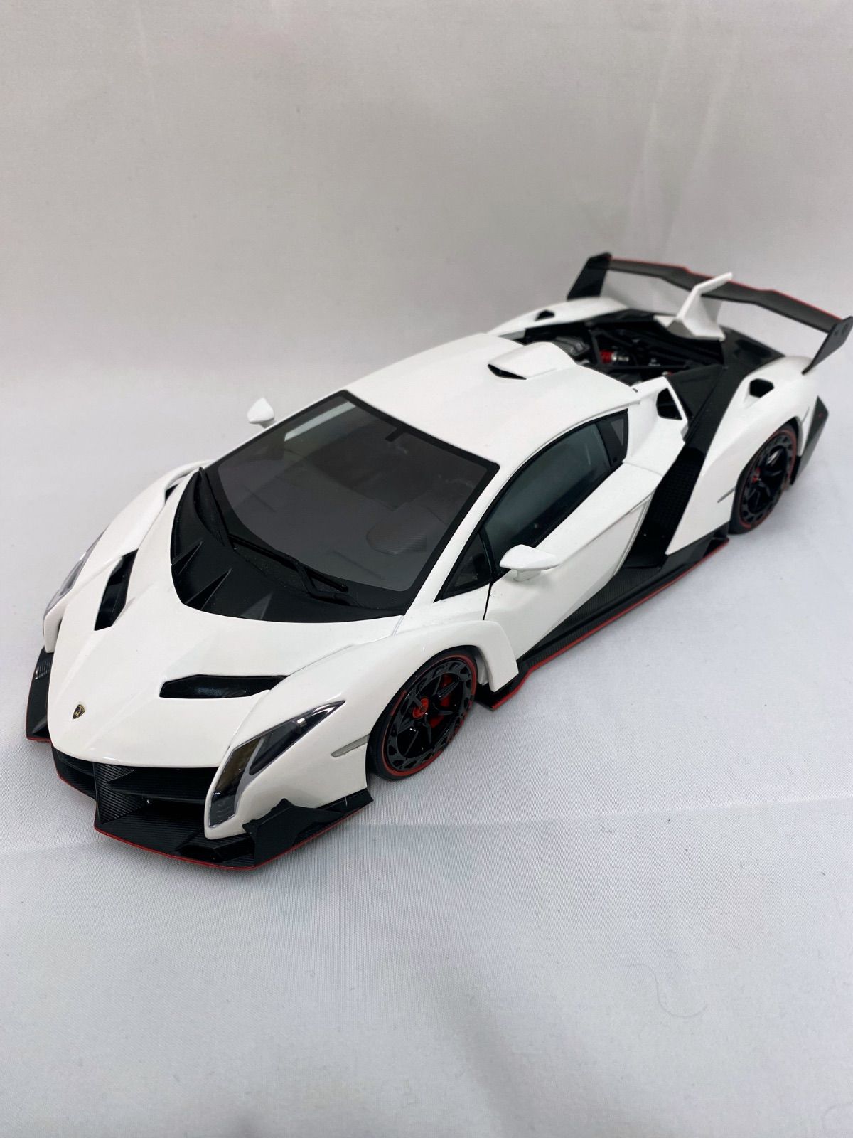 Lamborghini Veneno ミニカー 1/18 ホワイトオートアート 【公式通販】