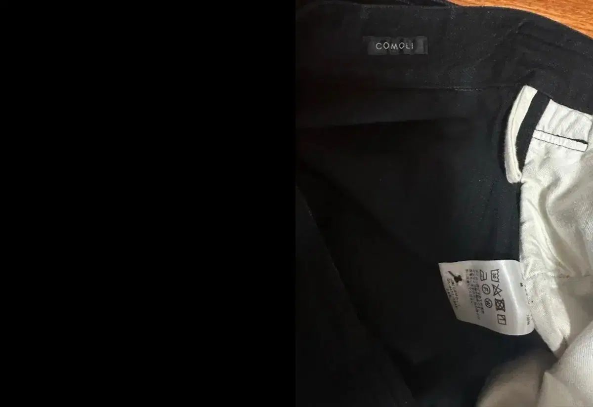 コモリ ベルト付き デニムパンツ ブラック コモリ ベルト付き デニムパンツ ブラック