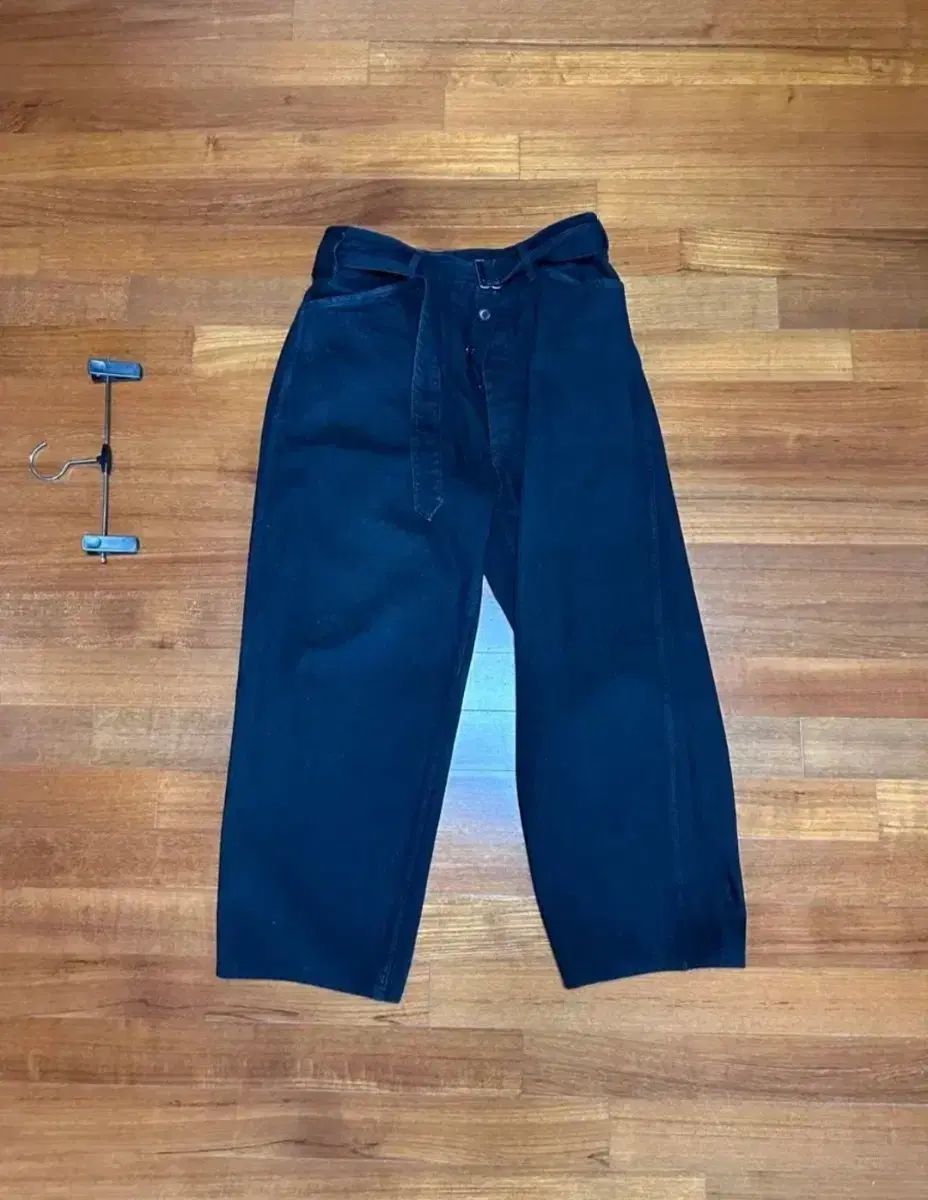 コモリ ベルト付き デニムパンツ ブラック コモリ ベルト付き デニムパンツ ブラック