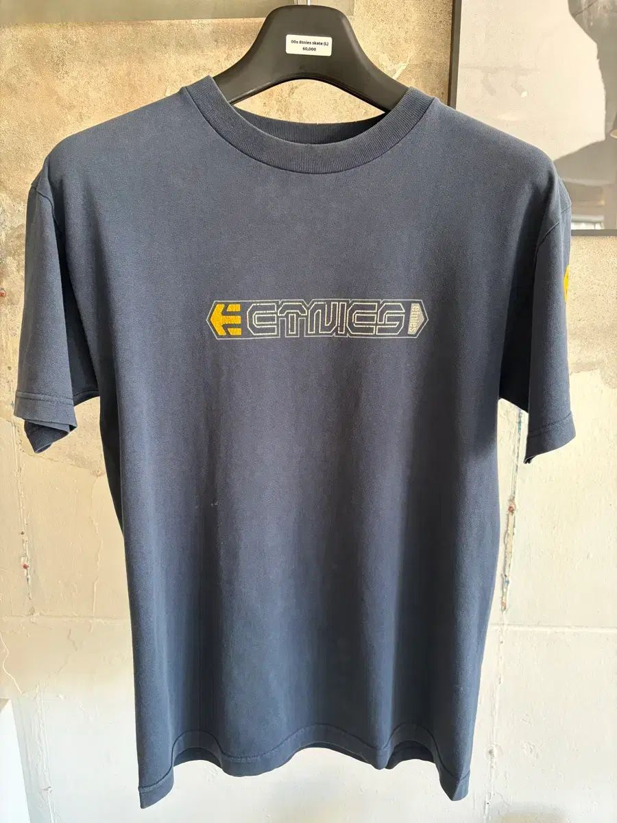 00s Etnies skate Tシャツ