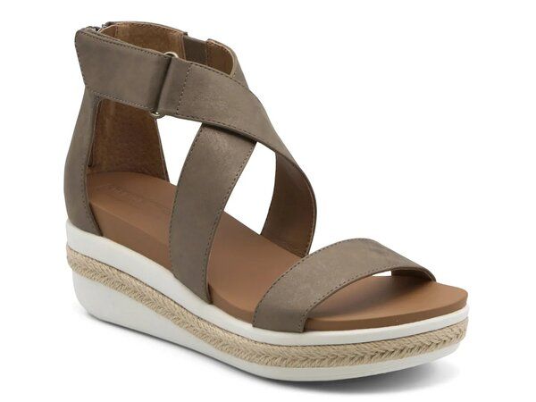 アドリアンヌヴィッタディーニ レディース シューズ サンダル ケープデザイン キャップ ケープ Adrienne Vittadini Cape May Wedge Sandal Brown Metallic ブラウン
