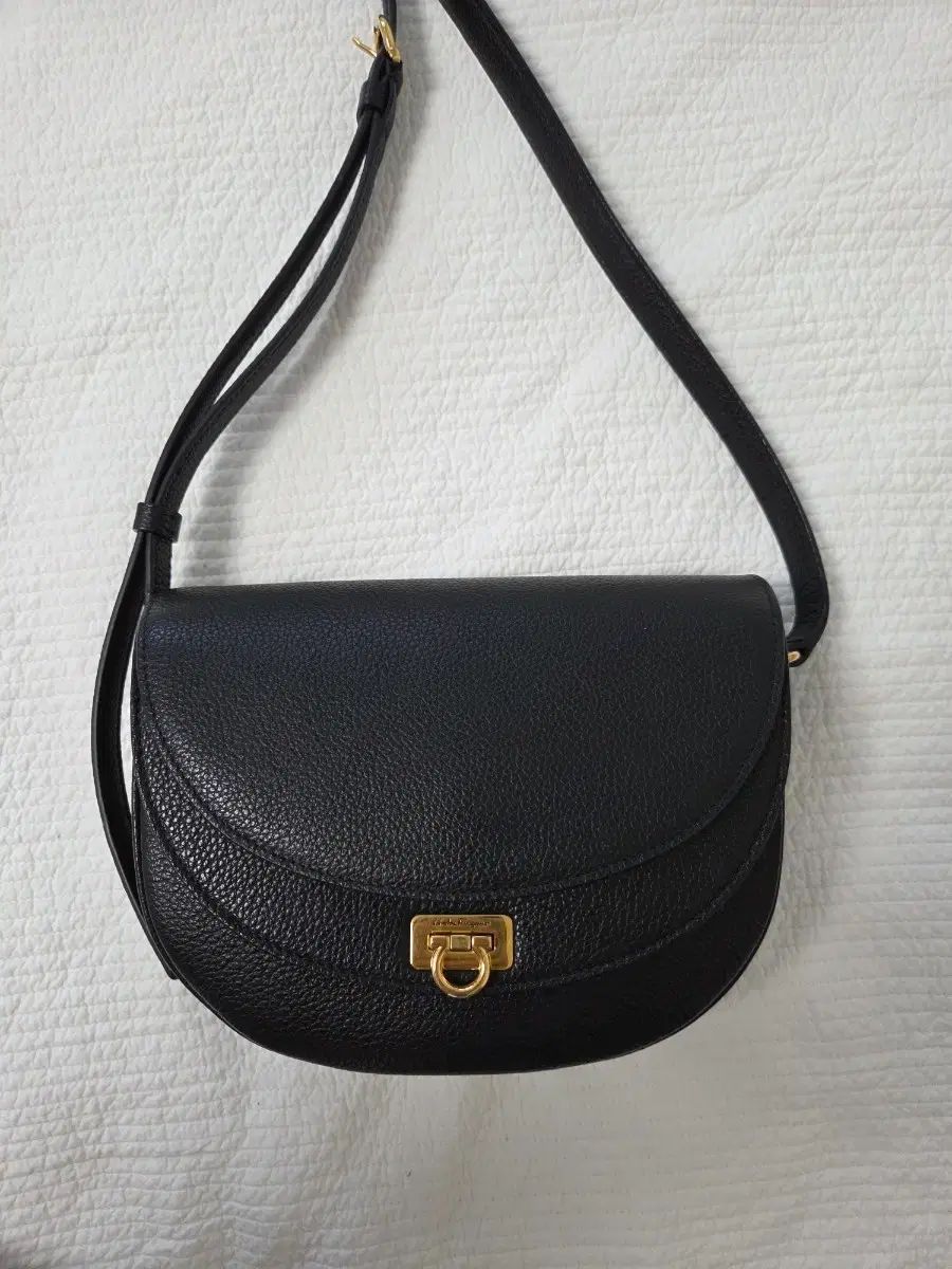 FERRAGAMO（ほぼ新品）クロスショルダーバッグ