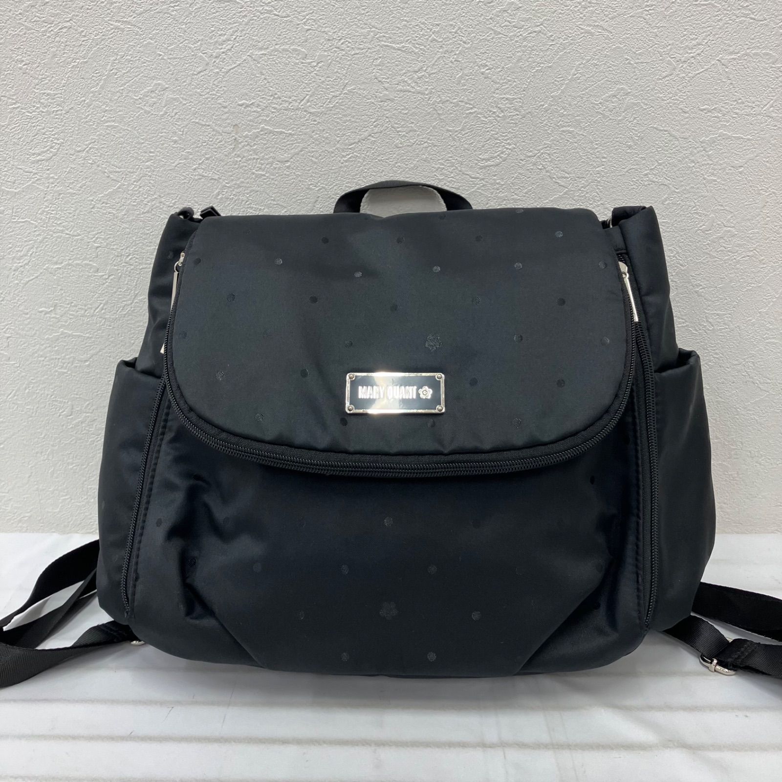 3463　MARY QUANT　マリークワント　マリクワ　メタルプレート　3WAY　マルチバッグ　リュックサック　リュック　ショルダーバッグ　ハンドバッグ　キャリーオン　ポケット多数　多機能　機能的　ブラック　黒　ドット　デイジー　レディース