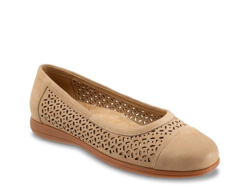 トロッターズ レディース シューズ パンプス Trotters Delmara Ballet Flatan Perforated タン