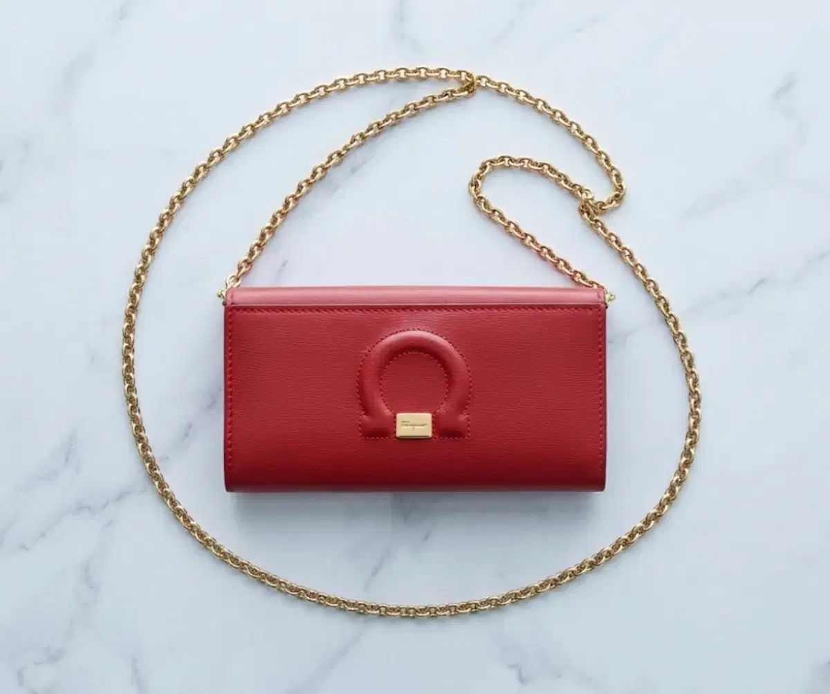 FERRAGAMO フェラガモ レッド チェーン 二つ折り財布 バッグ 9,888円