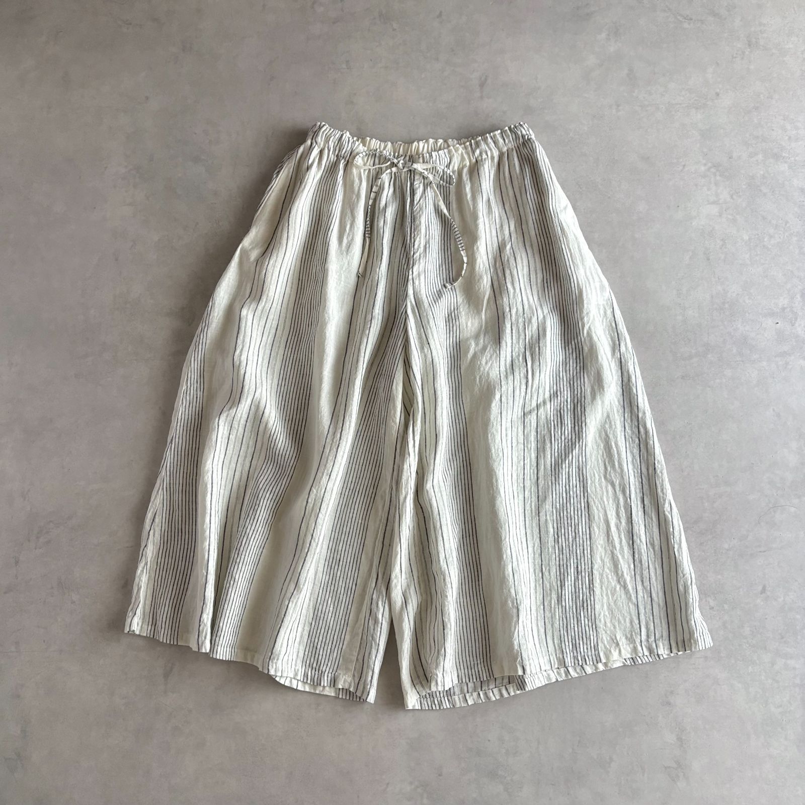 美品 / nest Robe ネストローブ / リネン100% ストライプ ギャザー フレア ワイド イージーパンツ / レディース フリーサイズ扱い / オフホワイト×グレー / 日本製 / ウエストゴム / ボトム