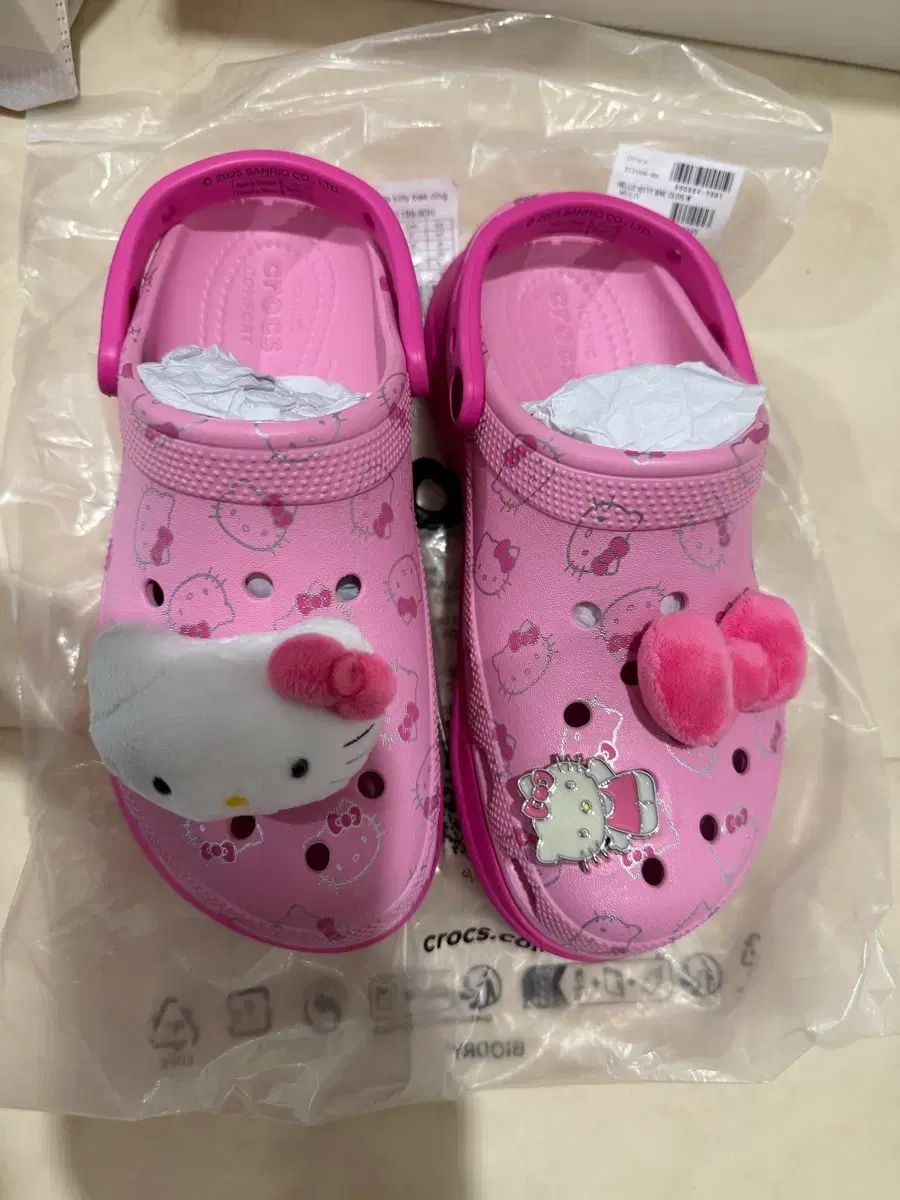 Crocs ハローキティ ベイ クロッグ ピンク