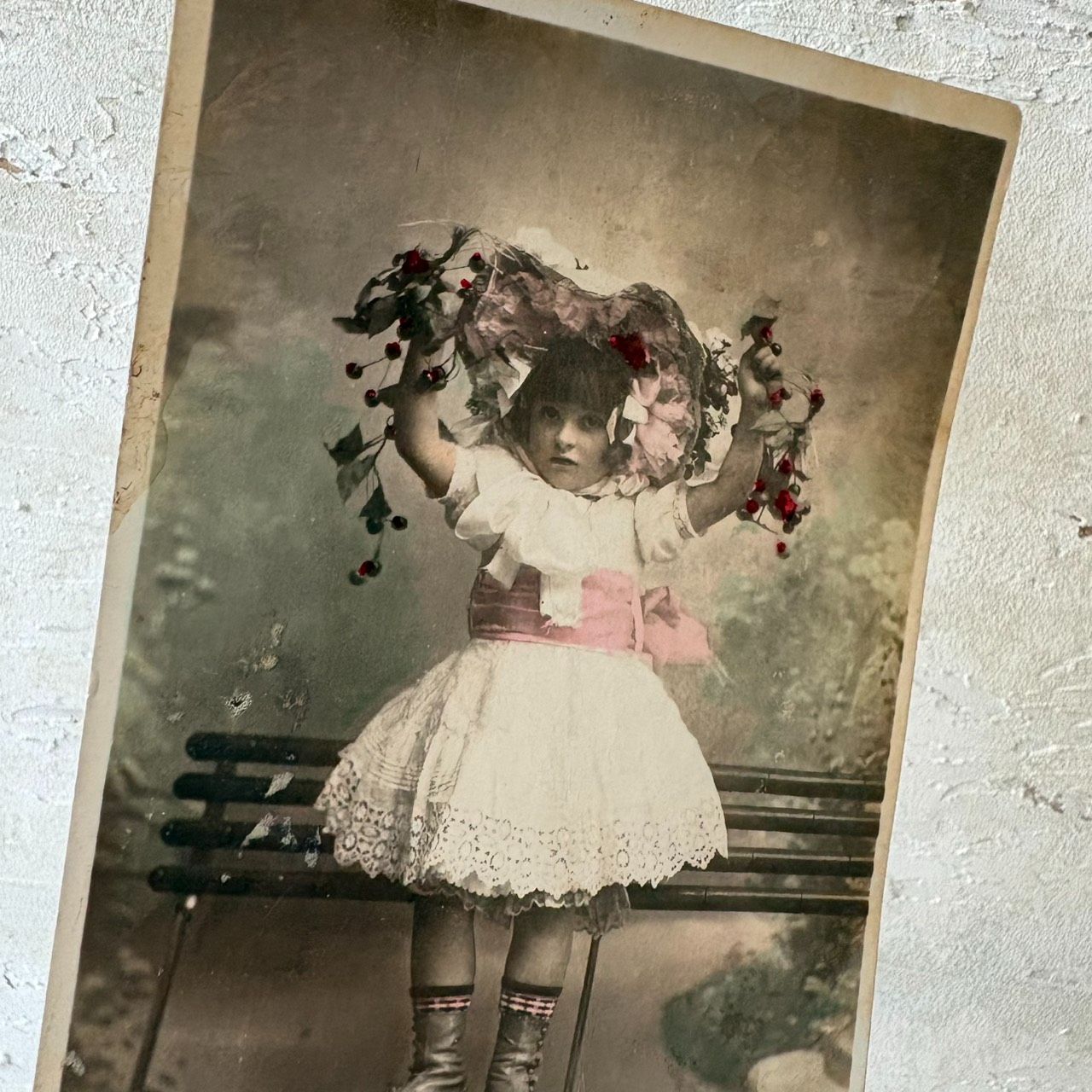 フランスアンティークポストカード｜赤い実と少女 少女肖像 1904年