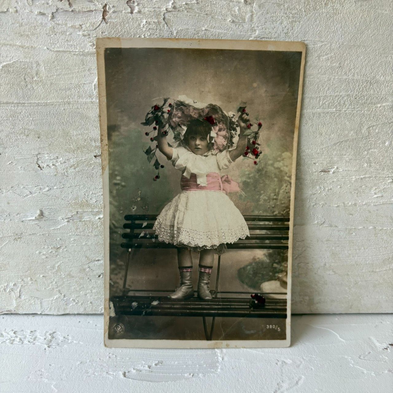 フランスアンティークポストカード｜赤い実と少女 少女肖像 1904年