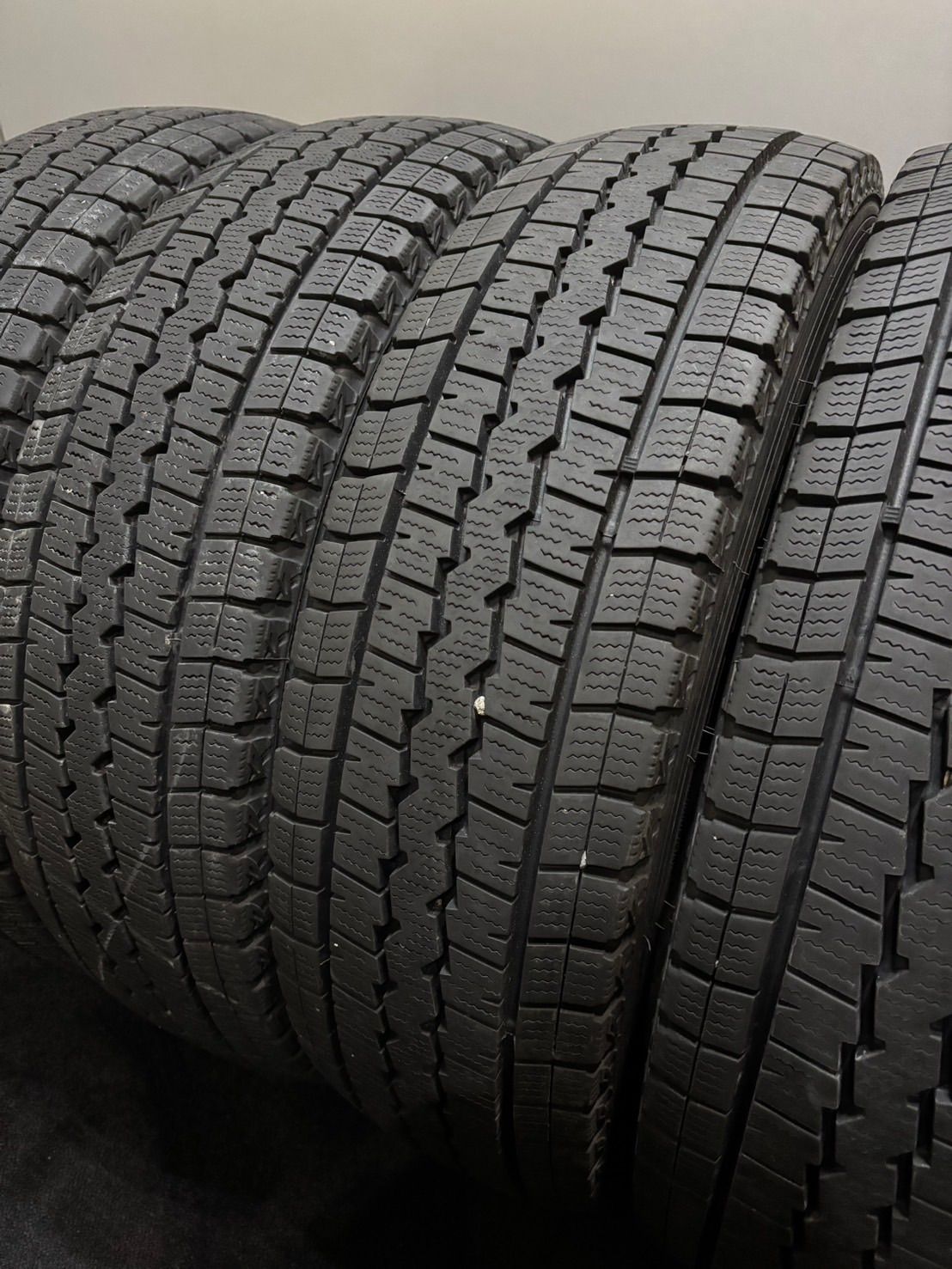 ★195/80R15 107/105L LT DUNLOP/WINTER MAXX SV01 23年製 スタッドレス 4本 ダンロップ ハイエース キャラバン (南6-M168)