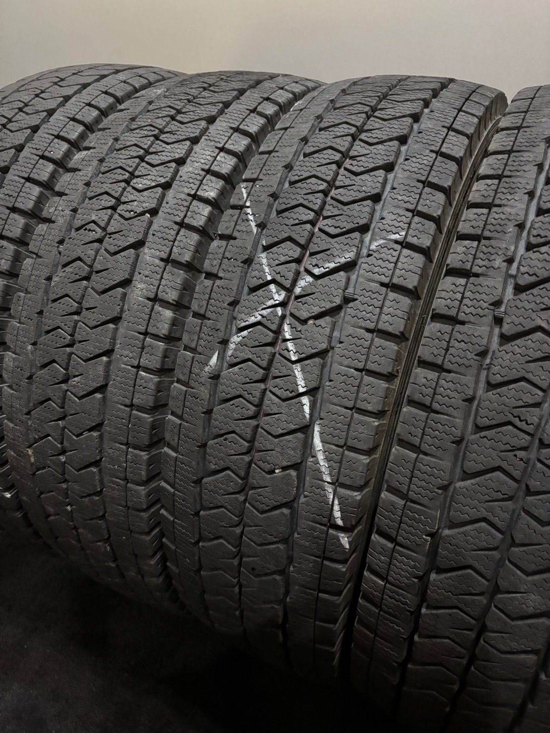 ★195/80R15 107/105N LT BRIDGESTONE/VL10 23年製 スタッドレス 4本 ブリヂストン ブリザック ハイエース キャラバン (南4-M170)