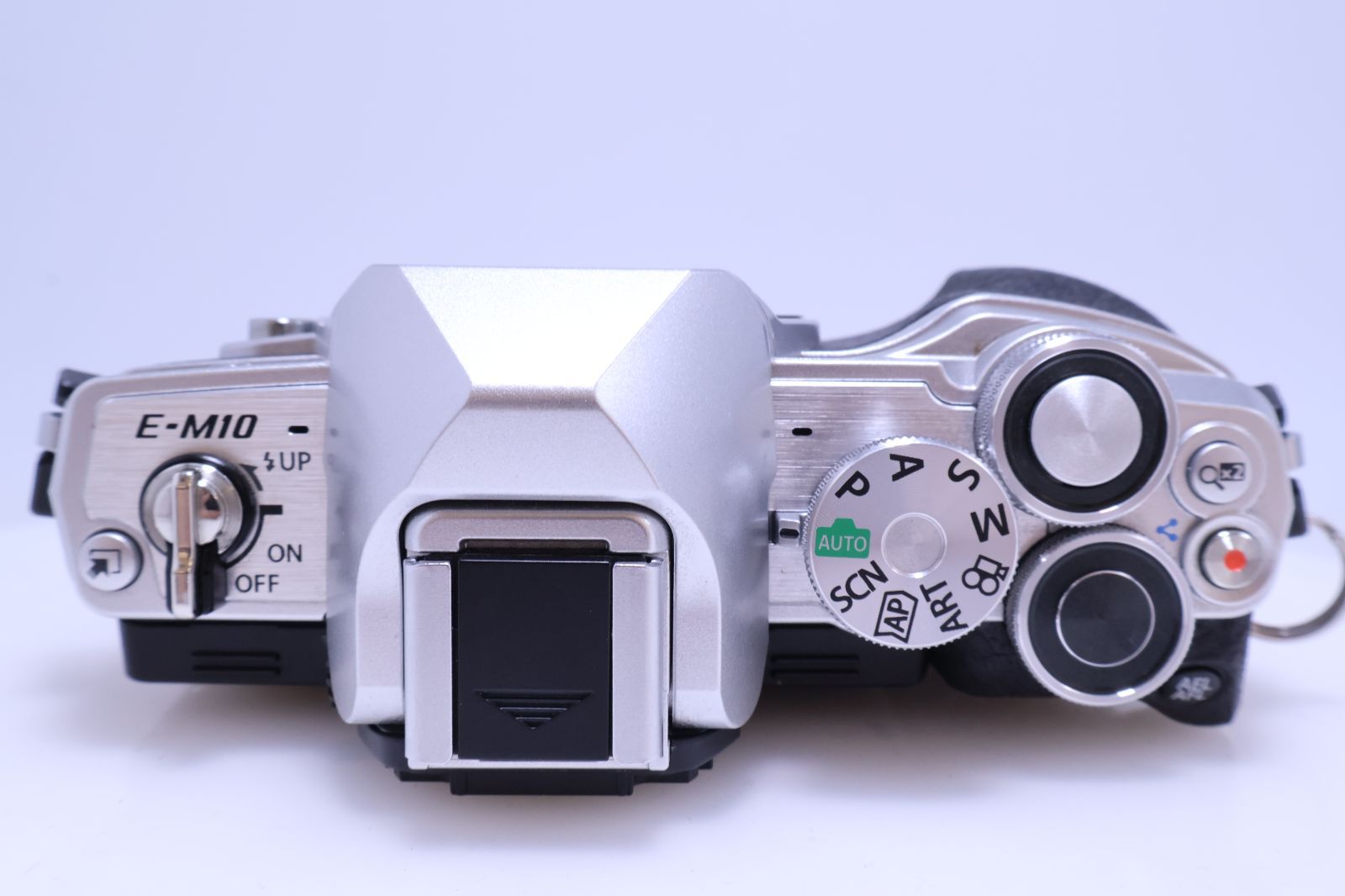 7,489回 極美品】OLYMPUS OM-D E-M10 MarkIV ボディー シルバー ミラー 