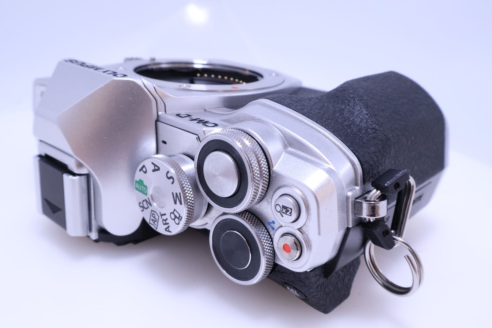 7,489回 極美品】OLYMPUS OM-D E-M10 MarkIV ボディー シルバー ミラー 