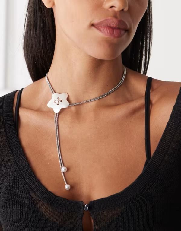 リクレイム ヴィンテージ レディース アクセサリー ネックレス・チョーカー・ペンダントトップ レース Reclaimed Vintage button wraparound necklace Silver シルバー