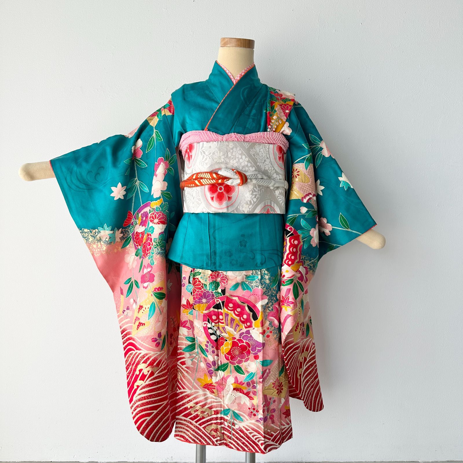 T523 　七五三　7歳女の子　着物　四つ身　青色系　ターコイズブルー　キュート　大人気　長襦袢　作り帯セット　帯揚げ帯締め付き　ビンテージ　#きもの猫田