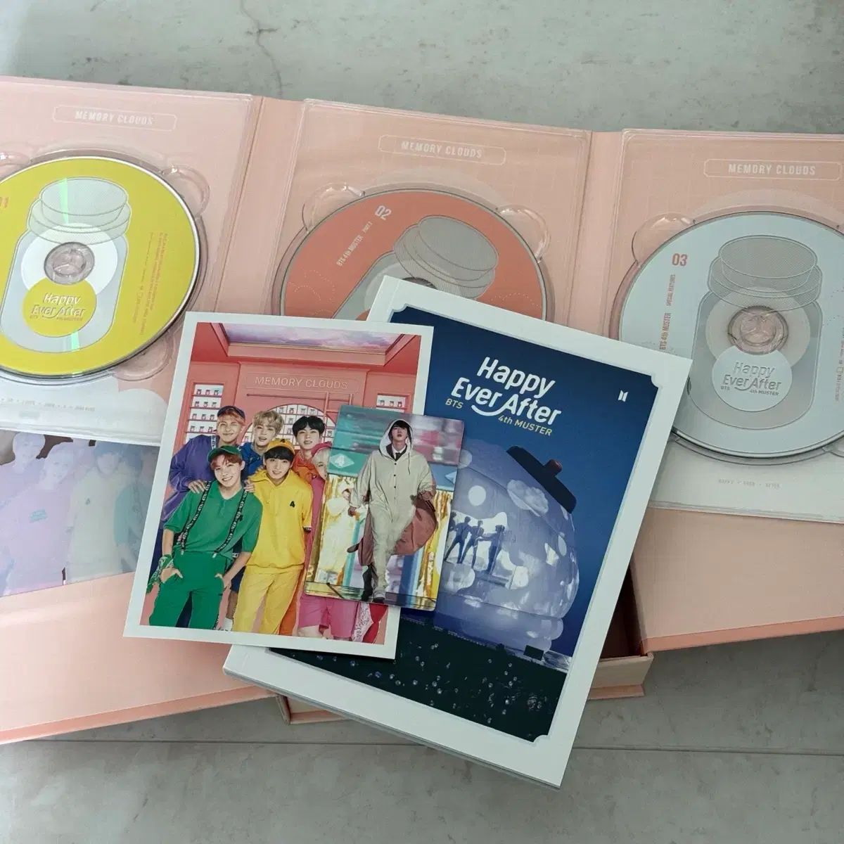 BTS（防弾少年団・バンタン） 4th MUSTER DVD (トレカ 含む+Lucky draw ラキドロ バッジ おまけ付き 贈呈)