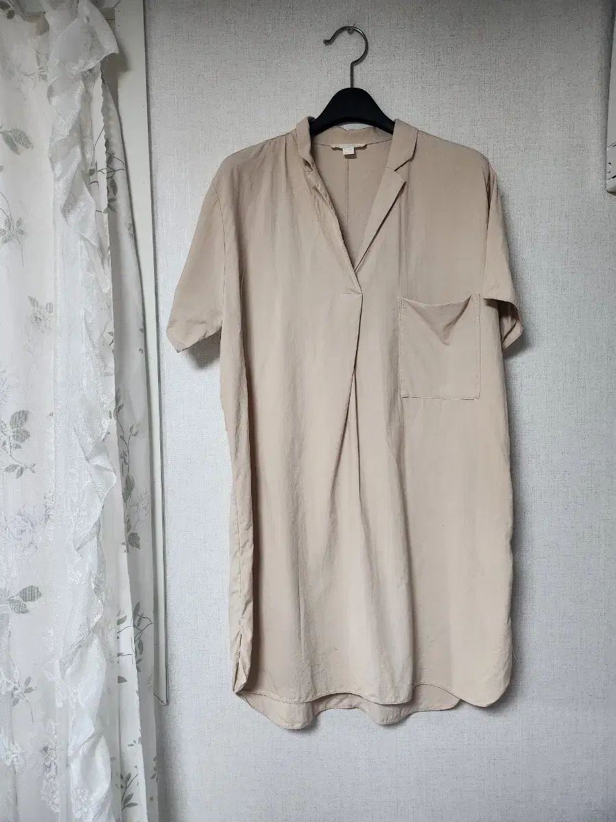 COSベージュ色 半袖シャツワンピース