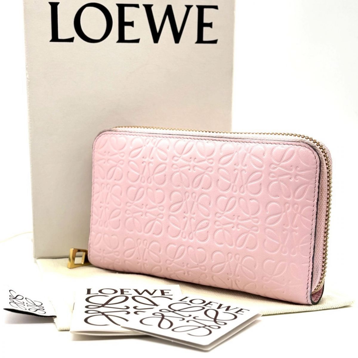 【淡いピンクに、知性を忍ばせて】　LOEWE　長財布 リピートアナグラム ラウンドファスナー エンボス加工 レザー ゴールド金具　ピンク