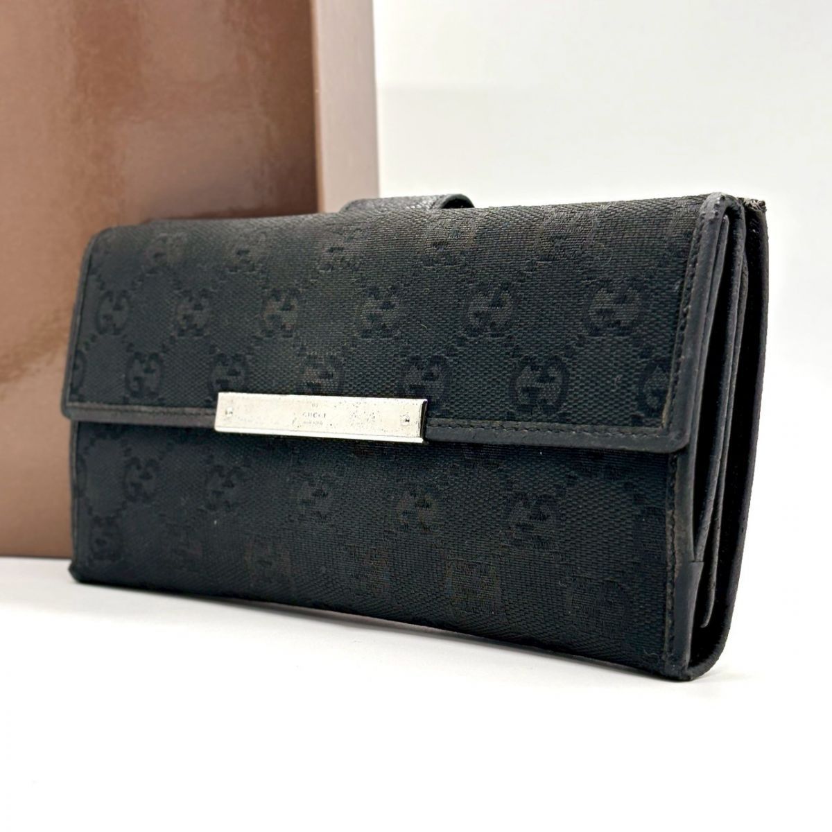 【黒は静かに語る】　GUCCI　長財布 GGキャンバス レザー Wホック 7カード シルバープレート　ブラック 8,626円