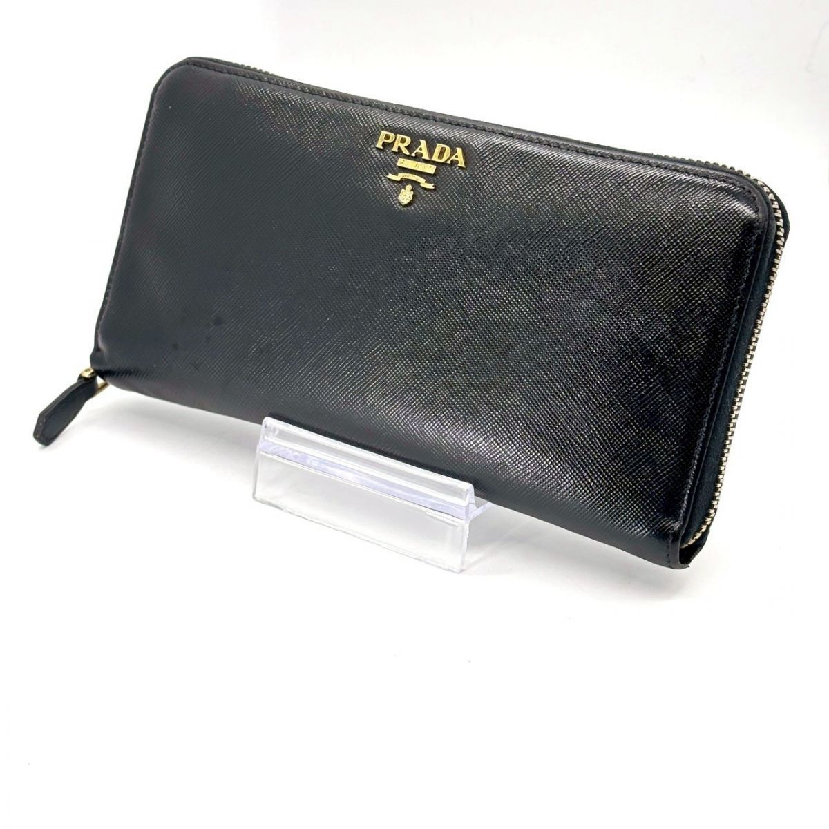 【黒艶、静かに冴える】 PRADA 長財布 ラウンドファスナー サフィアーノレザー ゴールドロゴ 12カード ブラック